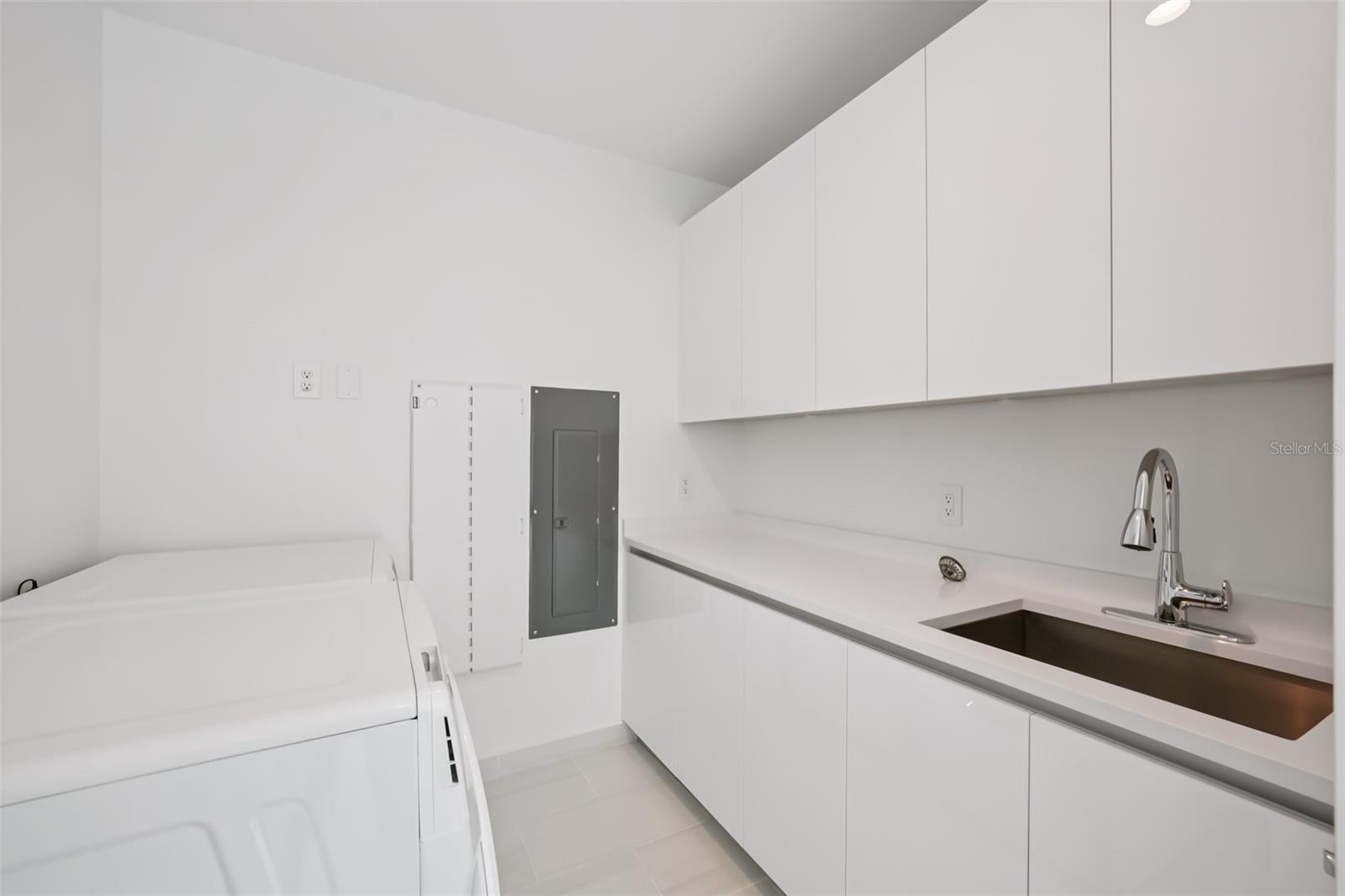 Listing photo id 23 for 400 Central Avenue 1601