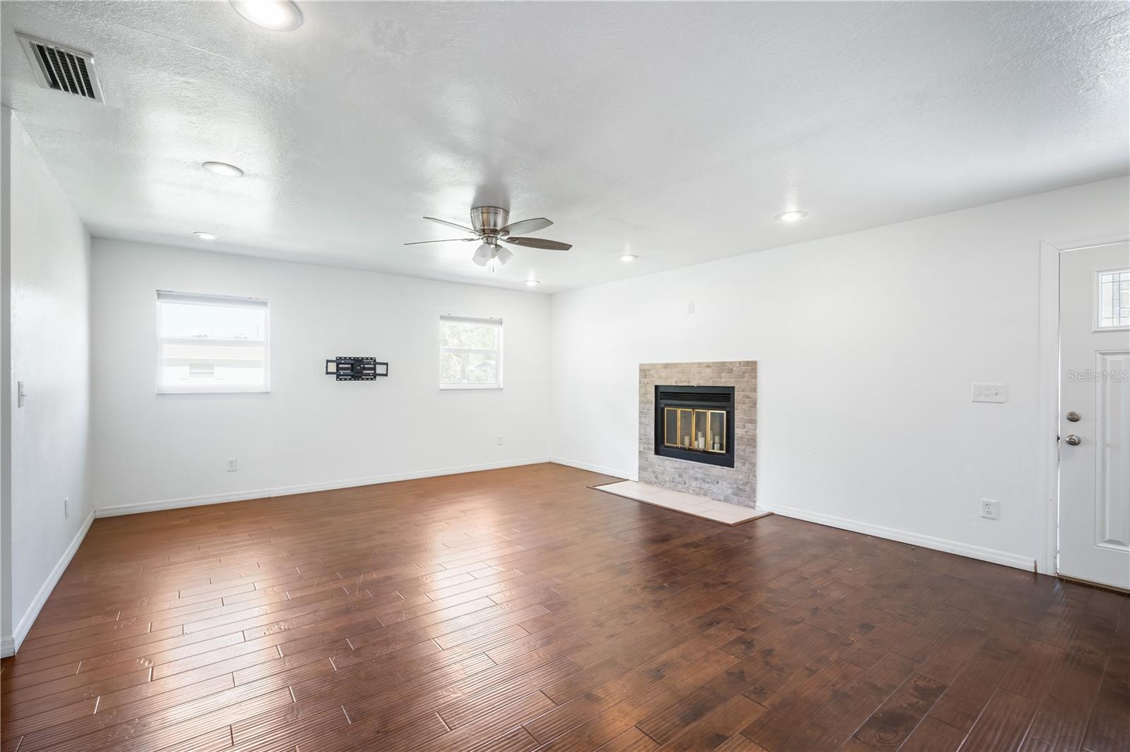 Image 6 of 19 For 3818 Iowa Avenue