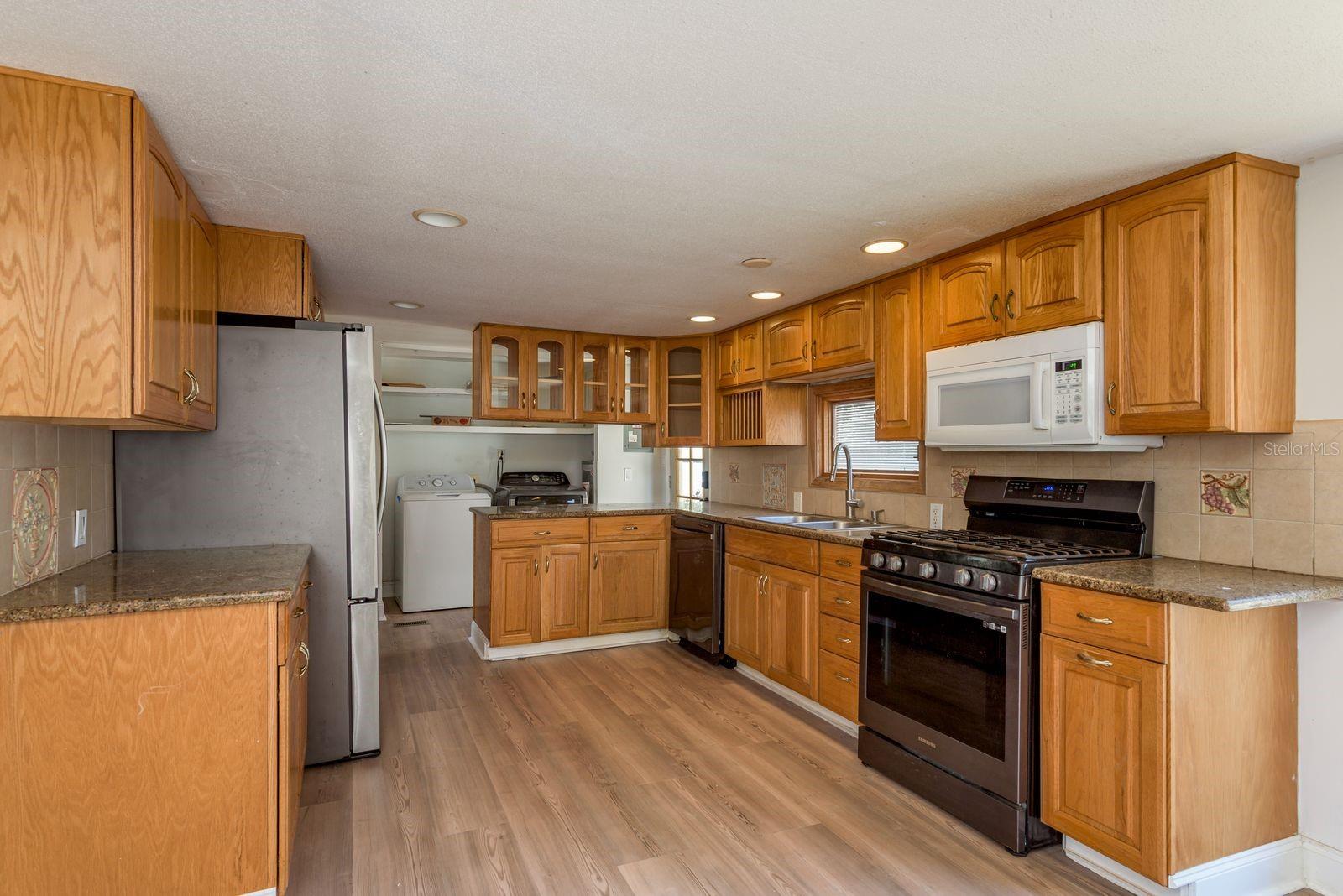 Listing photo id 8 for 6416 Candlewood Drive