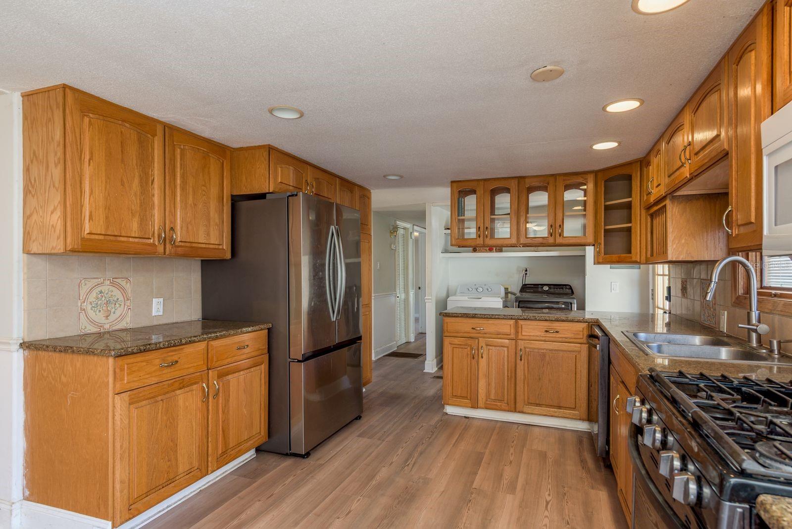 Listing photo id 9 for 6416 Candlewood Drive