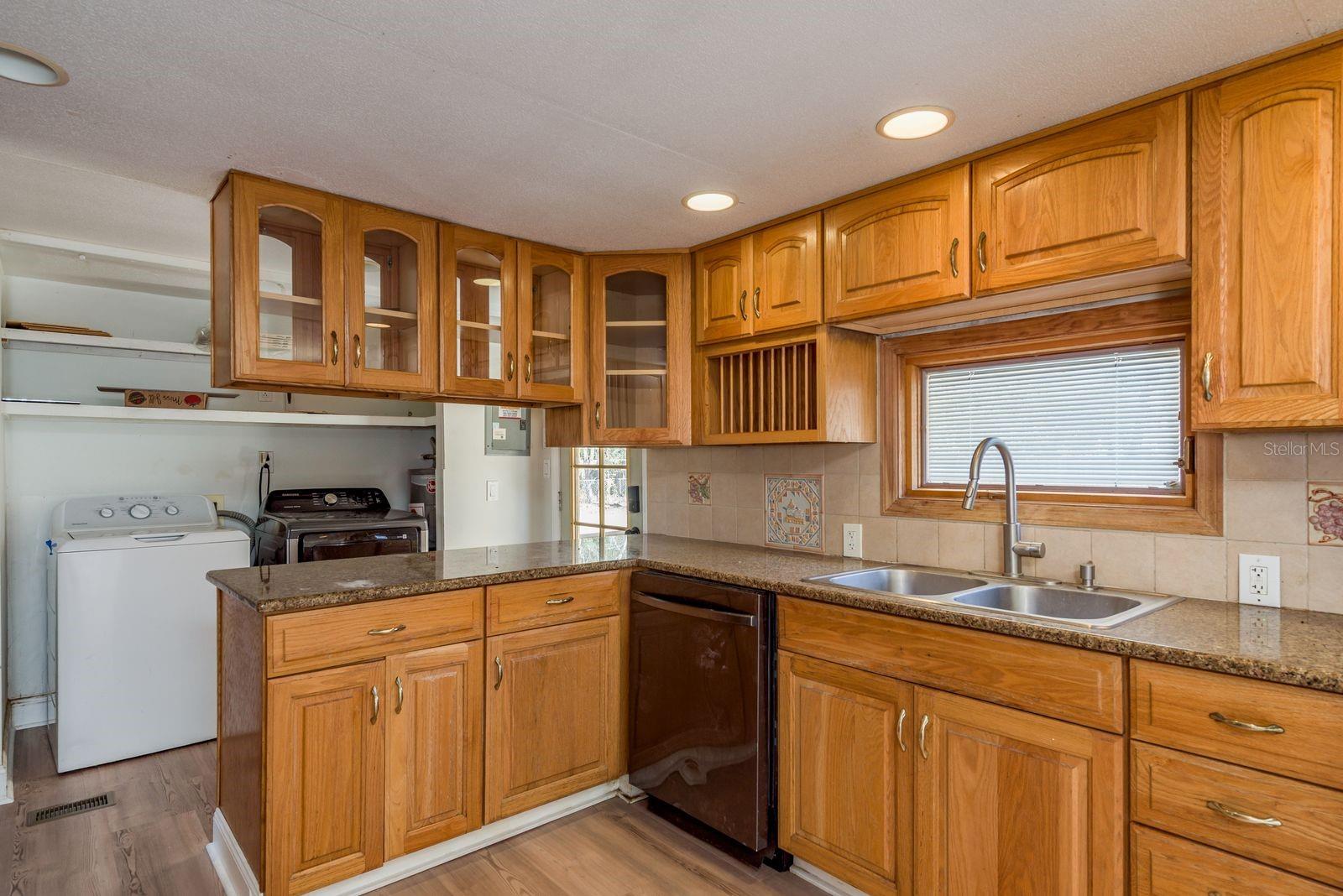 Listing photo id 10 for 6416 Candlewood Drive