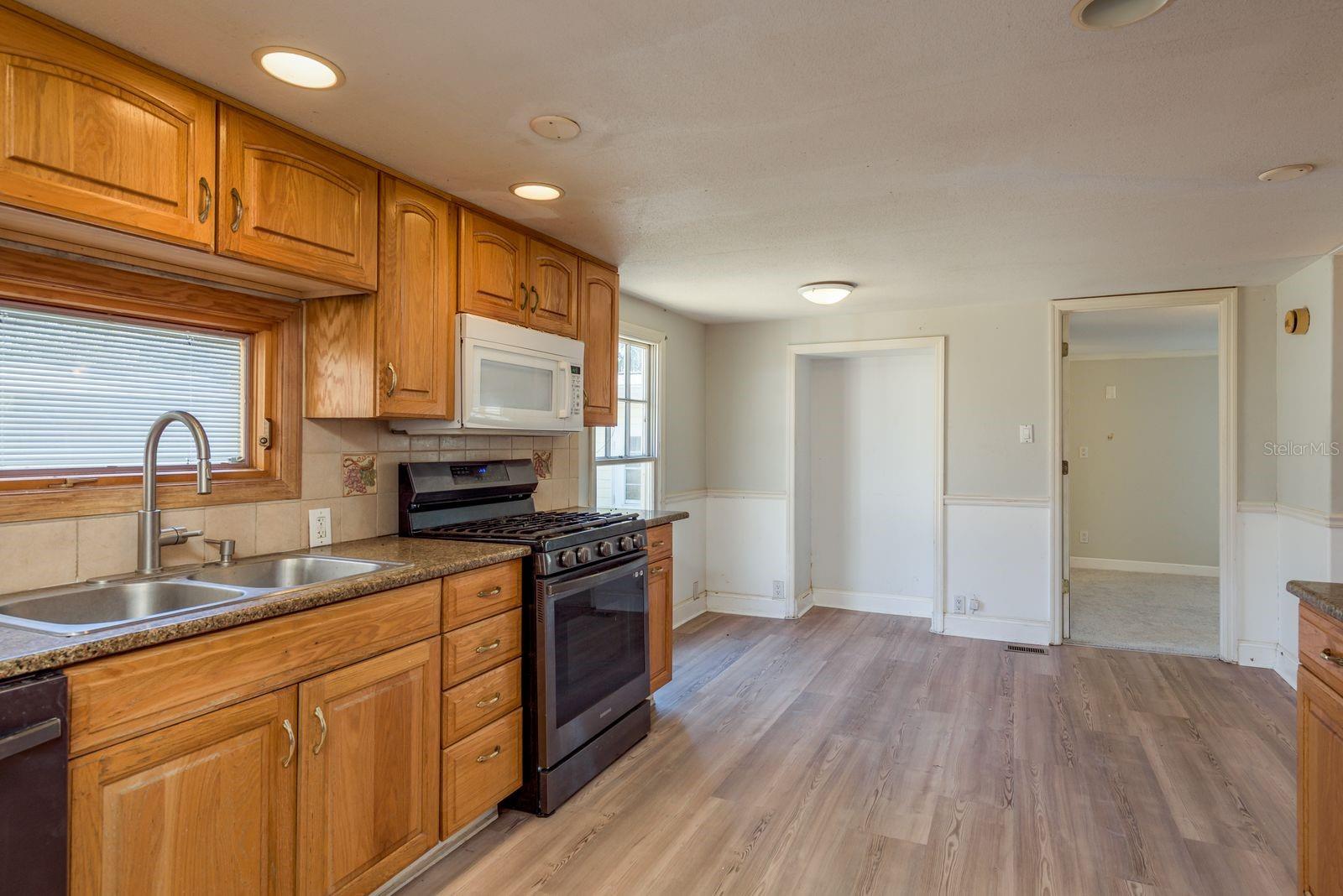 Listing photo id 11 for 6416 Candlewood Drive