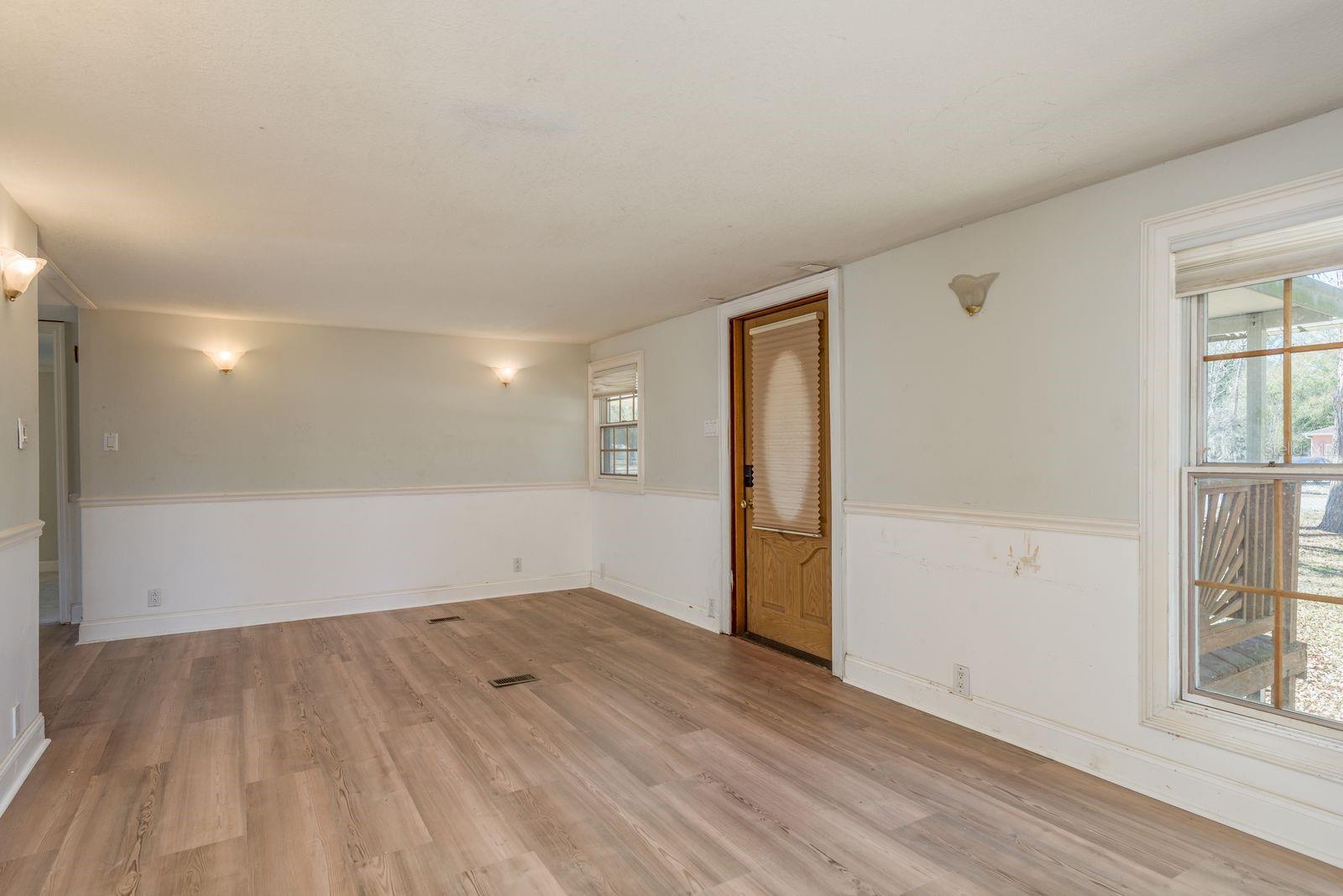 Listing photo id 3 for 6416 Candlewood Drive