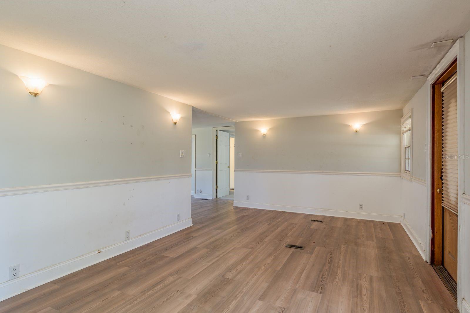 Listing photo id 4 for 6416 Candlewood Drive