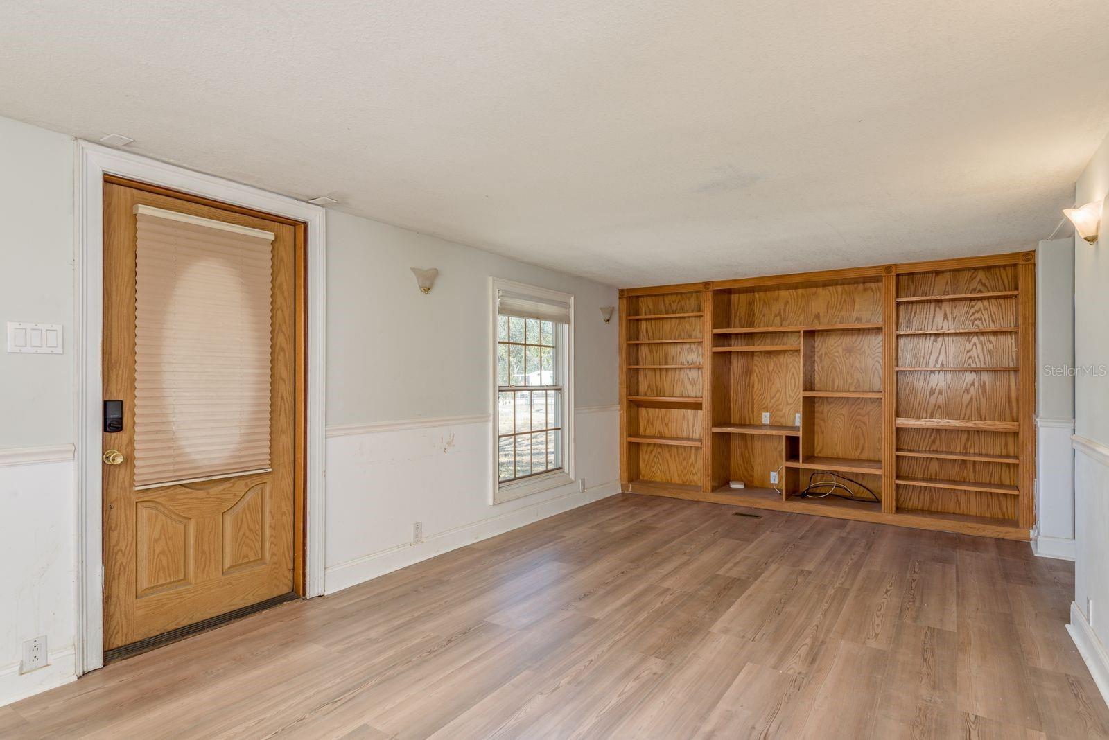 Listing photo id 6 for 6416 Candlewood Drive