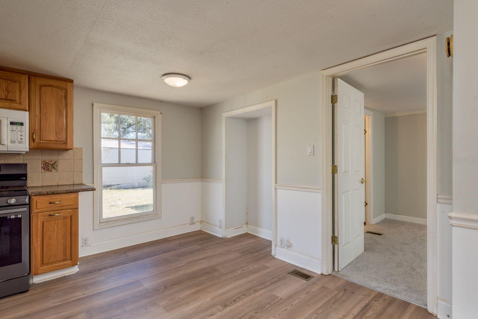 Listing photo id 7 for 6416 Candlewood Drive