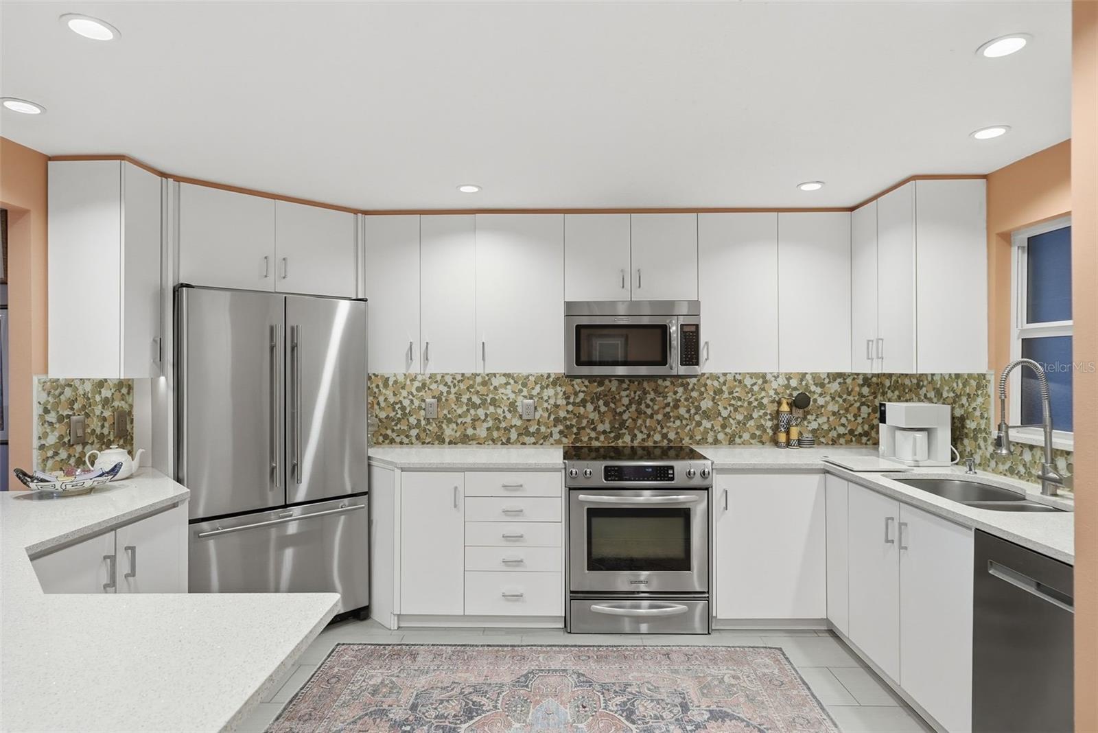 Image 10 of 46 For 700 Beach Drive Ne 302