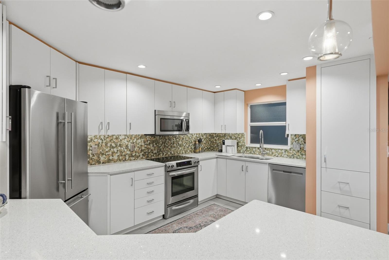 Image 11 of 46 For 700 Beach Drive Ne 302