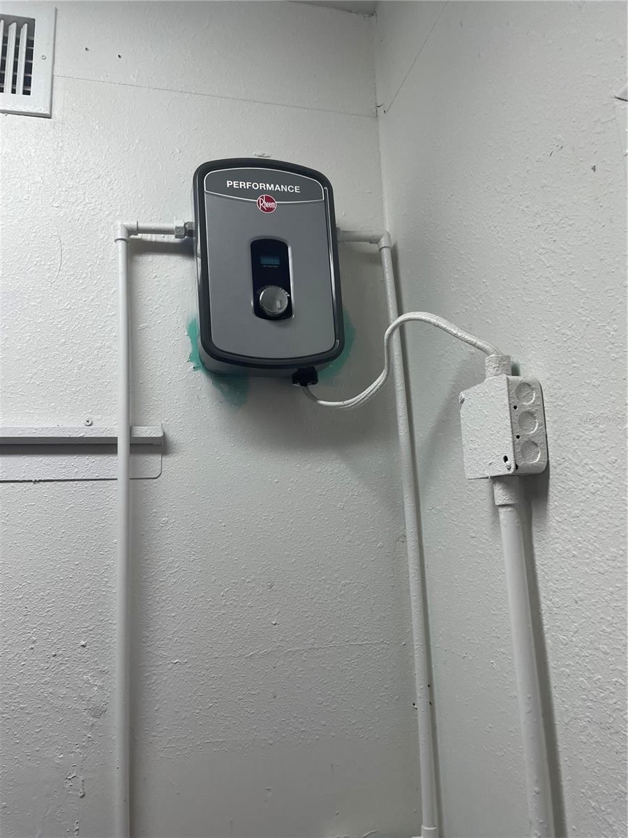 Image 14 of 22 For 1568 Lakeview Drive