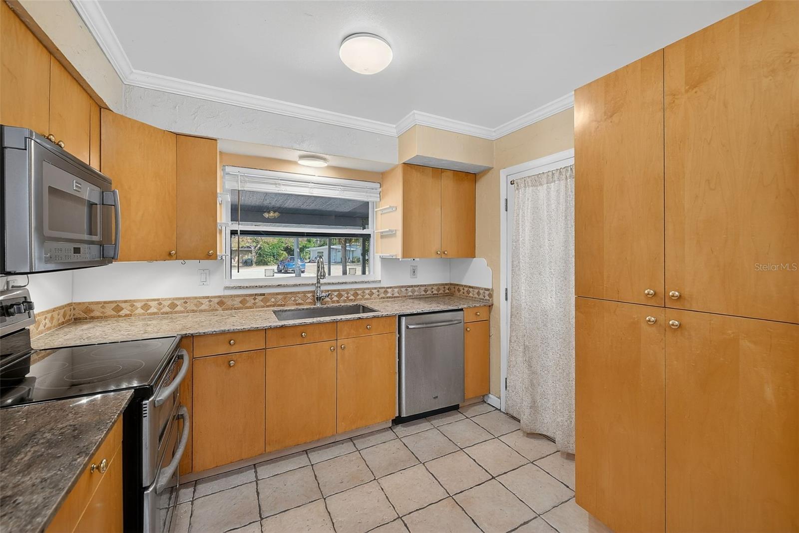 Image 10 of 67 For 3946 Omega Circle