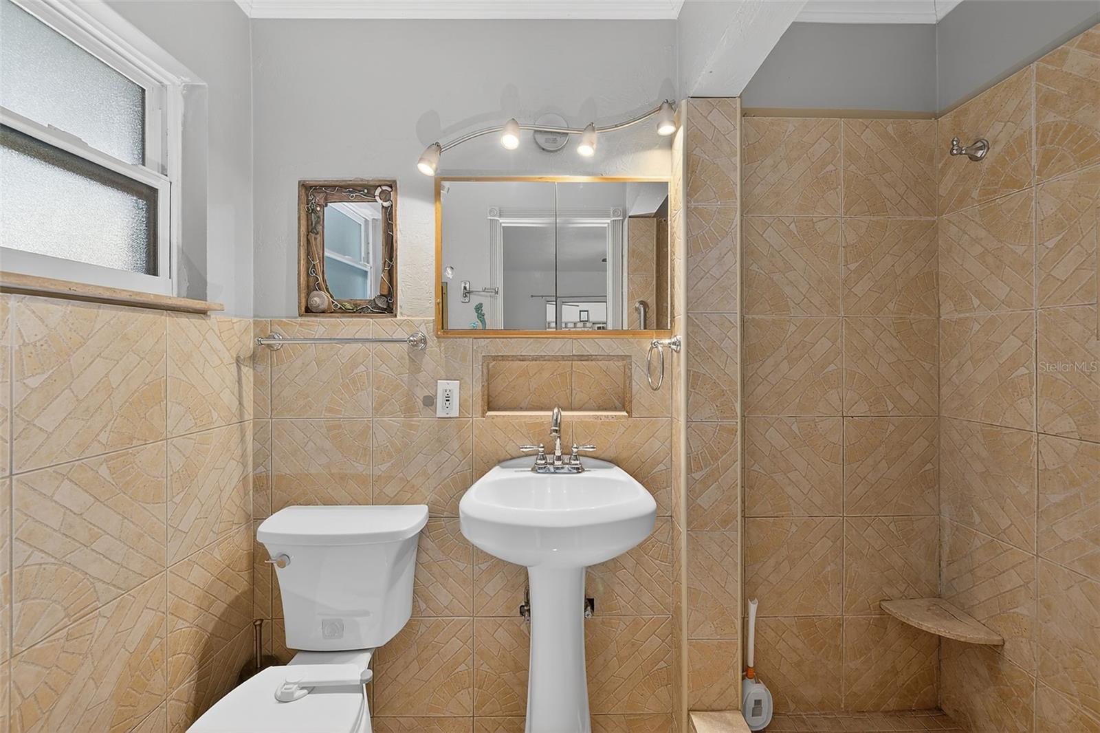 Image 21 of 67 For 3946 Omega Circle