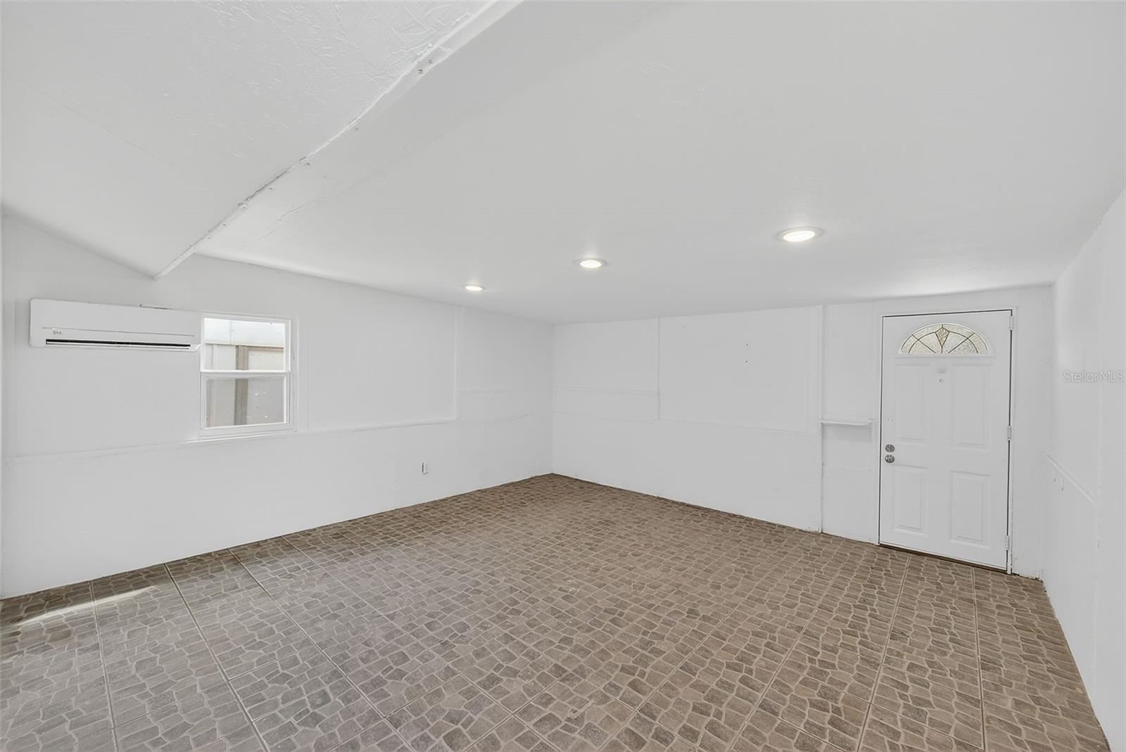 Image 32 of 67 For 3946 Omega Circle