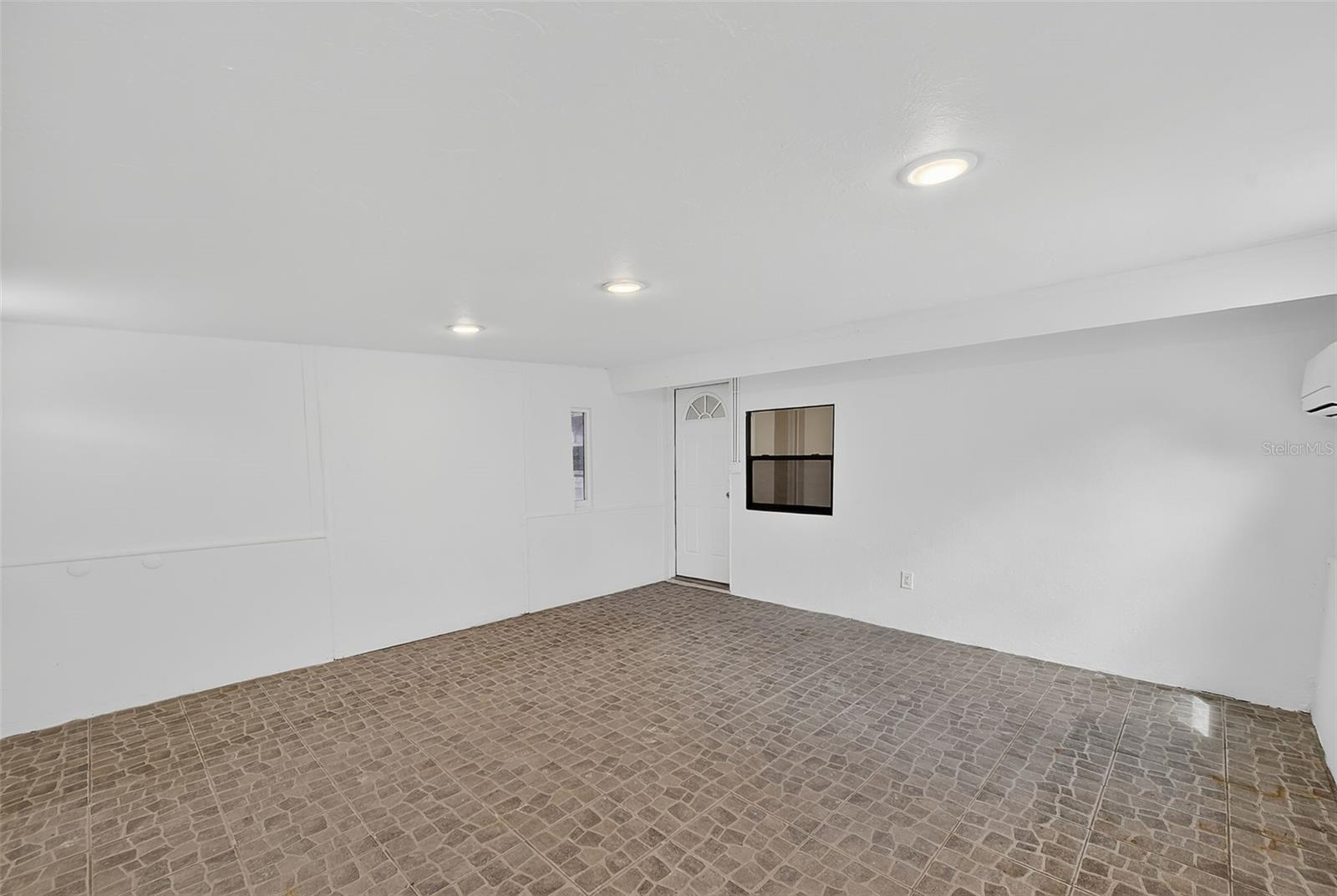 Image 33 of 67 For 3946 Omega Circle