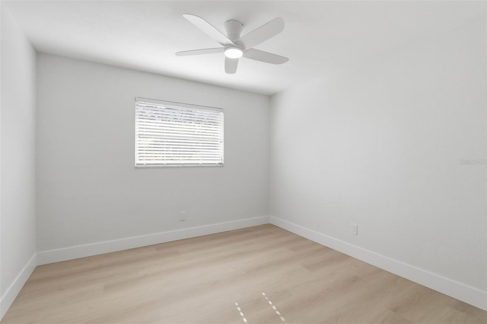 Listing photo id 14 for 5919 35th Avenue N