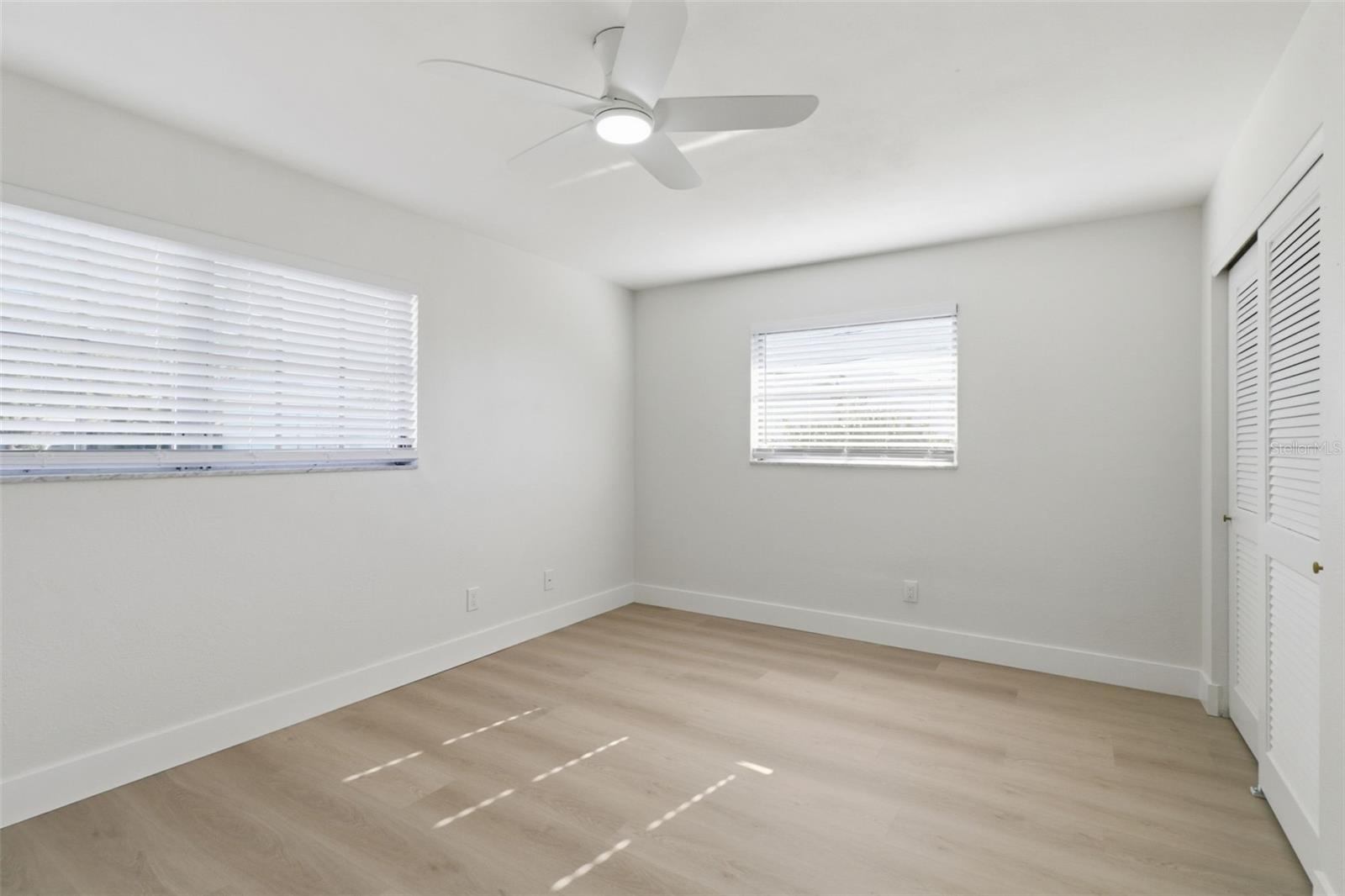 Listing photo id 16 for 5919 35th Avenue N