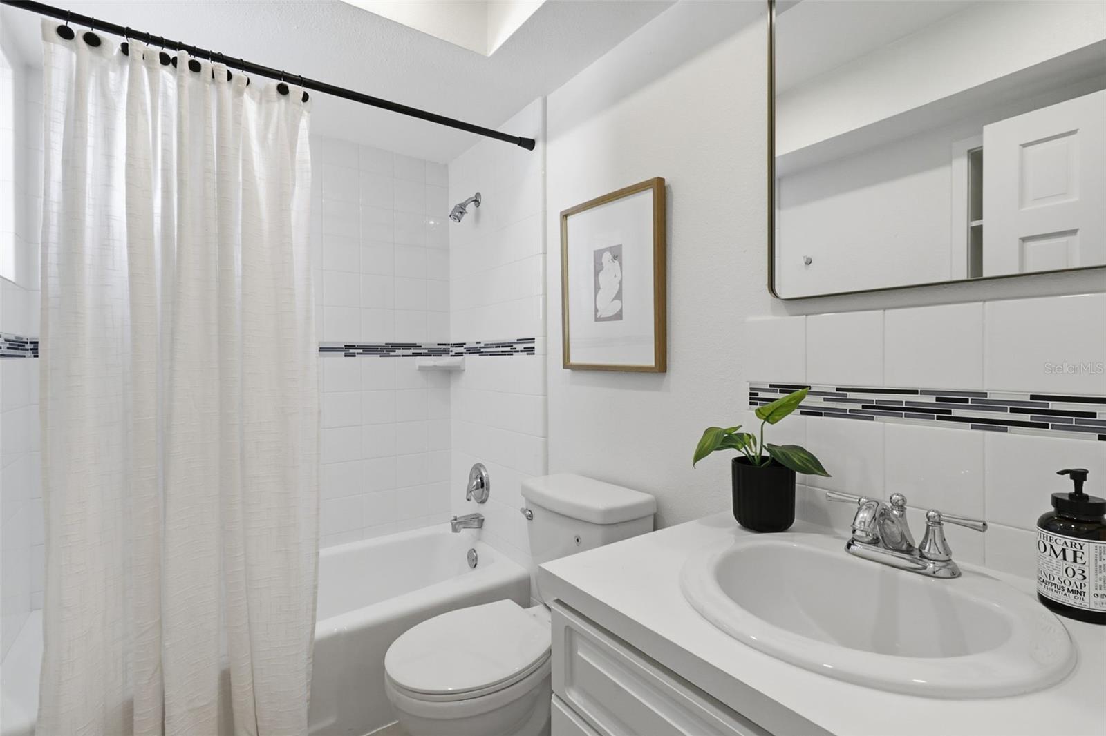 Listing photo id 18 for 5919 35th Avenue N