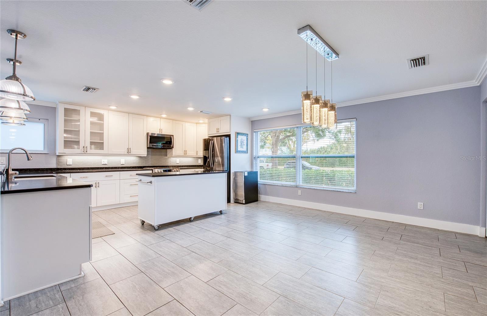 Listing photo id 9 for 6408 7th Avenue N