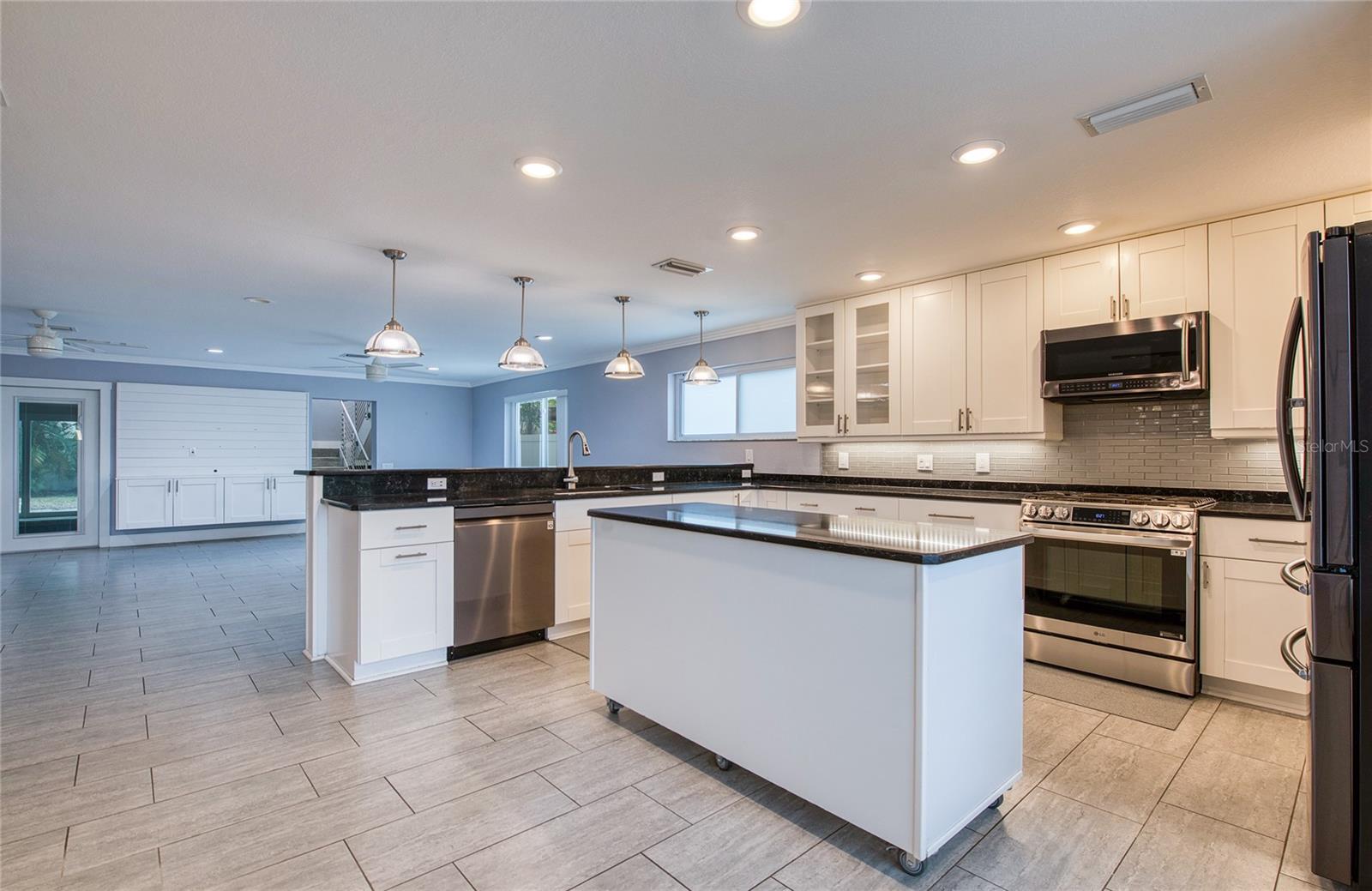 Listing photo id 11 for 6408 7th Avenue N