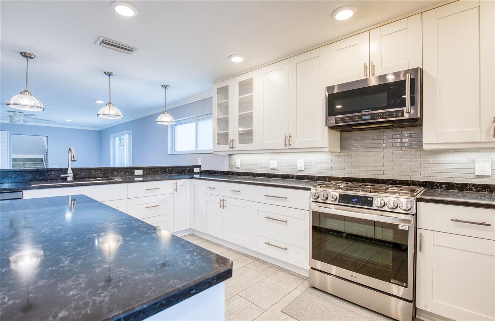 Listing photo id 15 for 6408 7th Avenue N