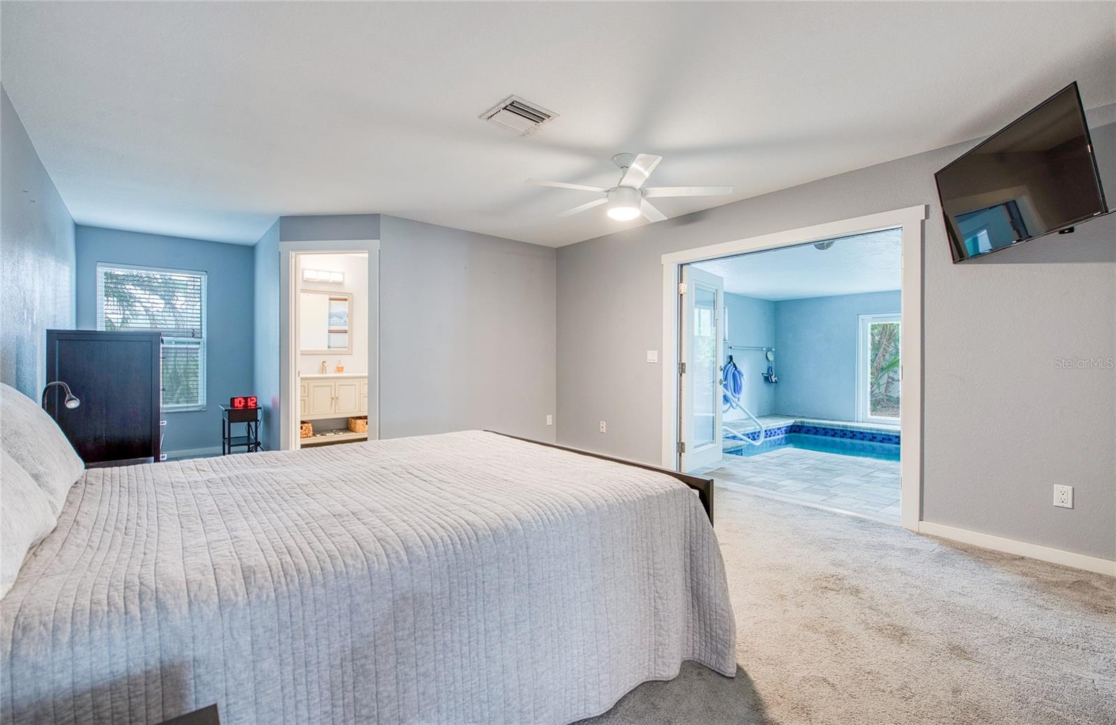 Listing photo id 21 for 6408 7th Avenue N