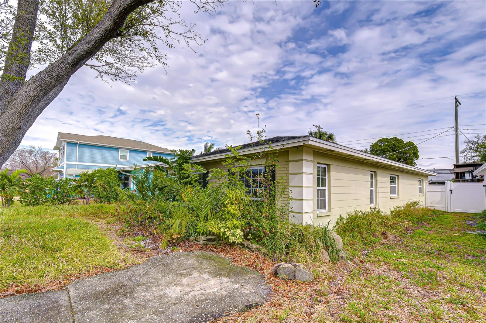 Listing photo id 8 for 615 Davis Boulevard