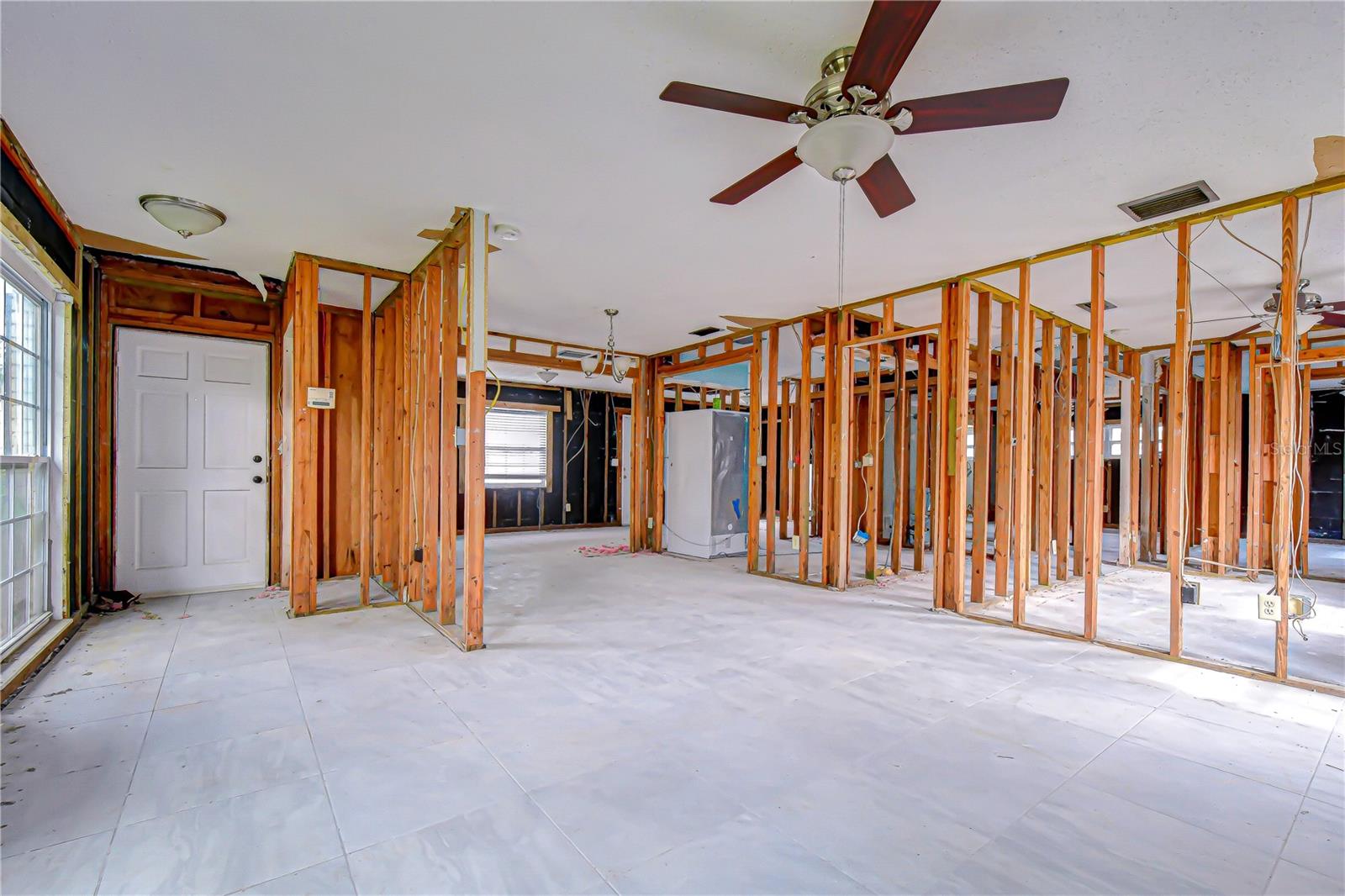 Listing photo id 3 for 615 Davis Boulevard