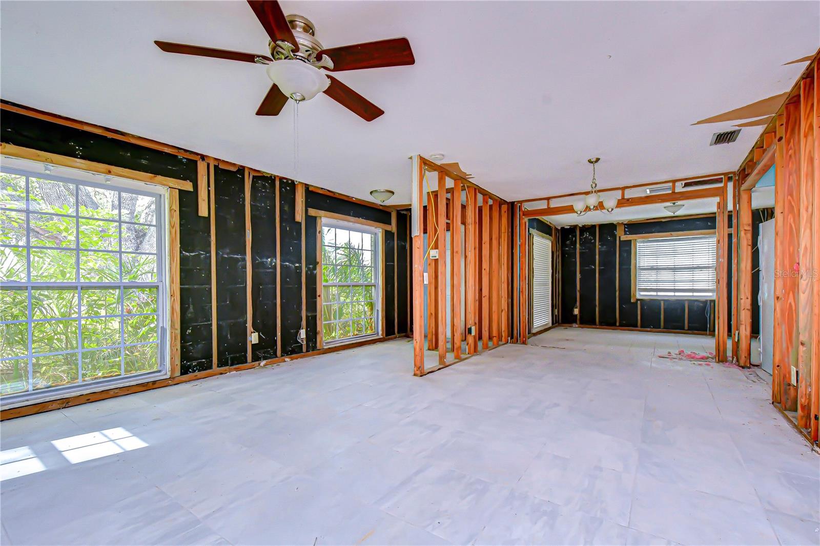 Listing photo id 4 for 615 Davis Boulevard