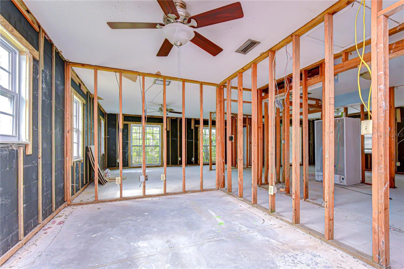 Listing photo id 6 for 615 Davis Boulevard