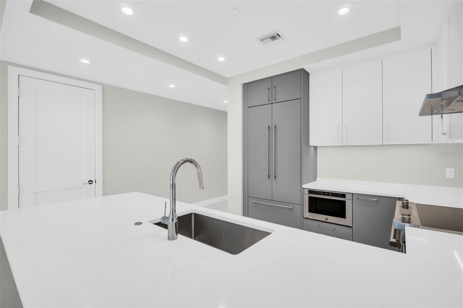 Listing photo id 8 for 275 1st Avenue S 3304