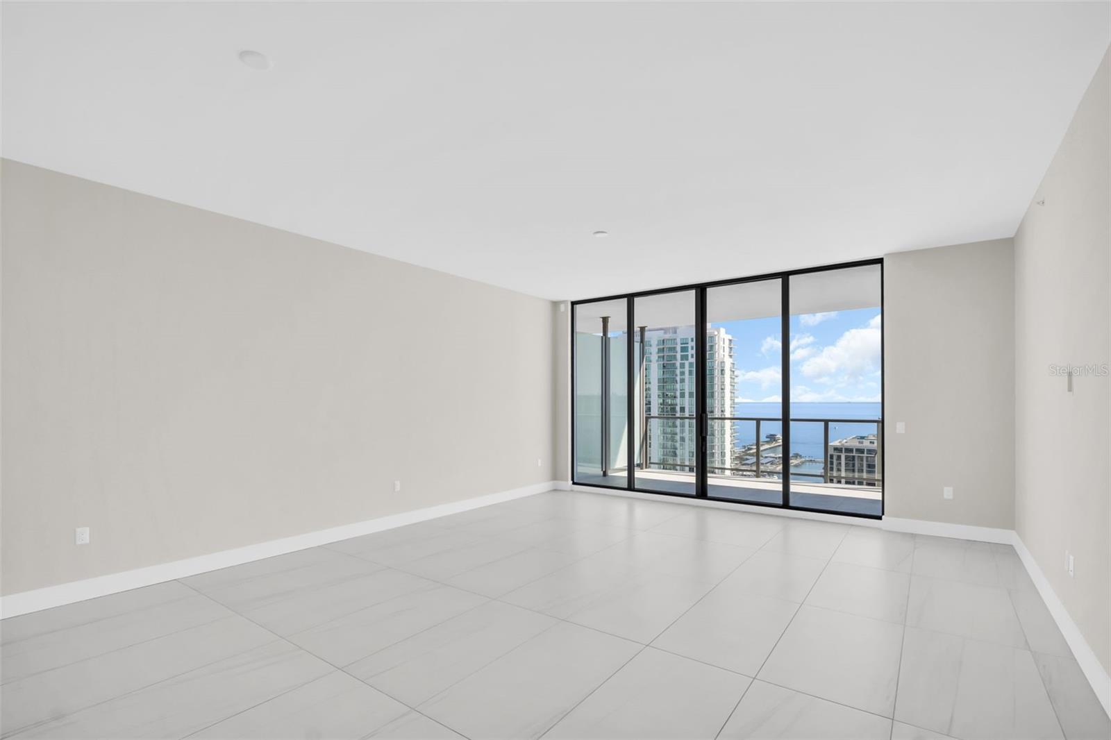 Listing photo id 12 for 275 1st Avenue S 3304