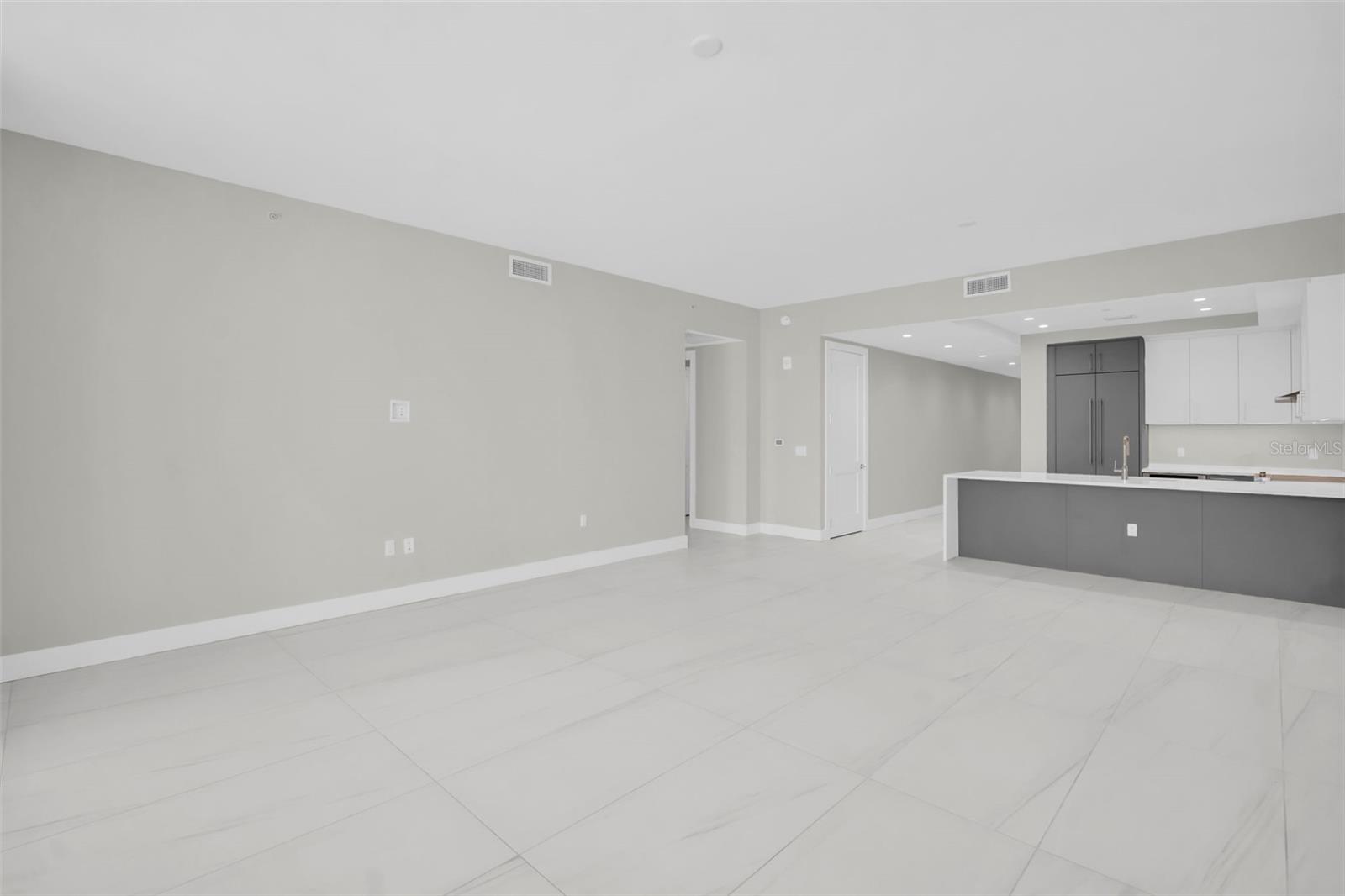 Listing photo id 17 for 275 1st Avenue S 3304