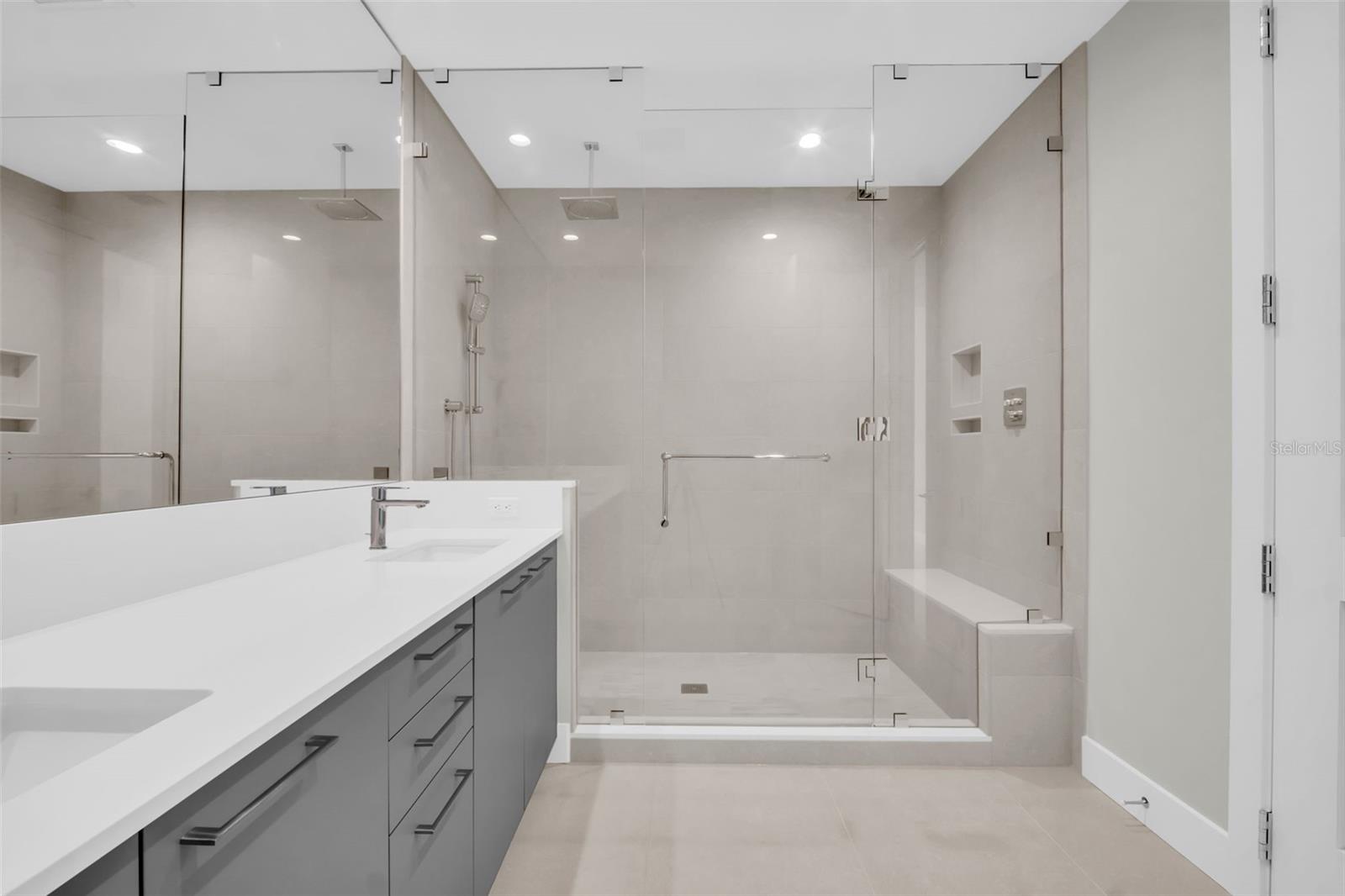 Listing photo id 31 for 275 1st Avenue S 3304