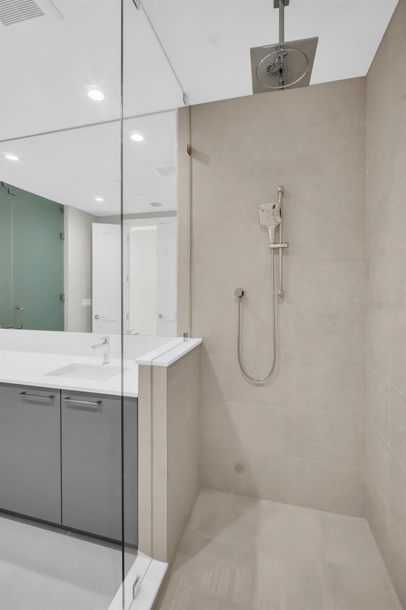 Listing photo id 32 for 275 1st Avenue S 3304