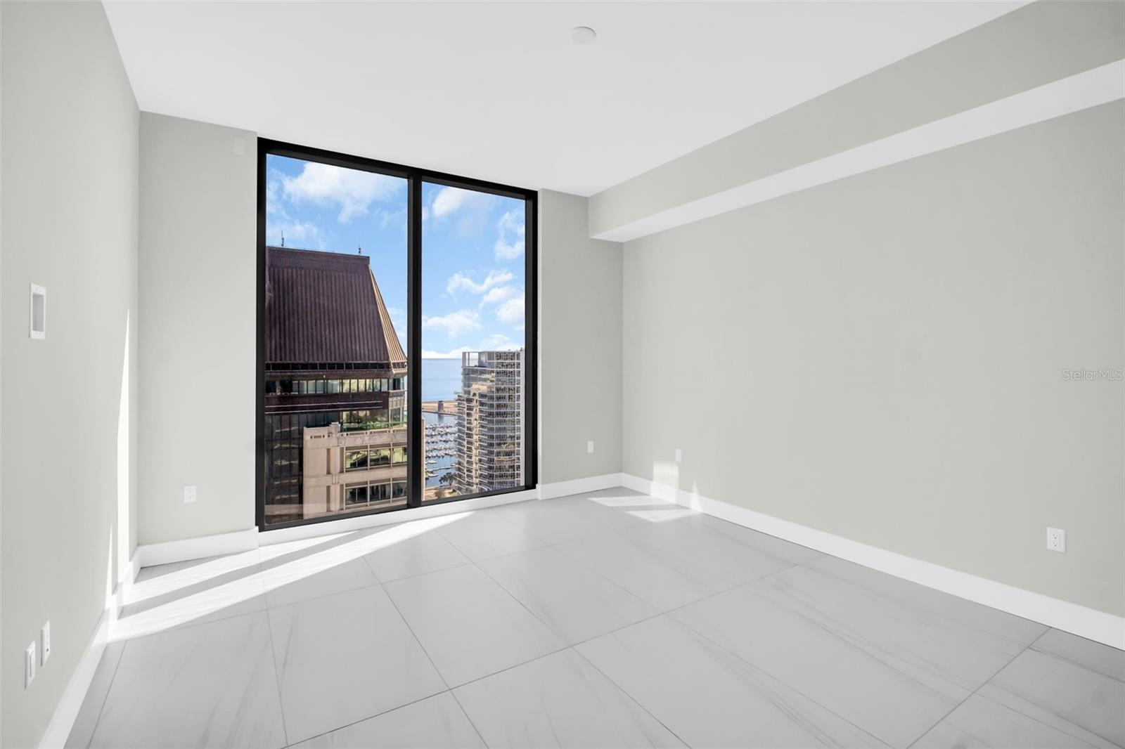 Listing photo id 33 for 275 1st Avenue S 3304