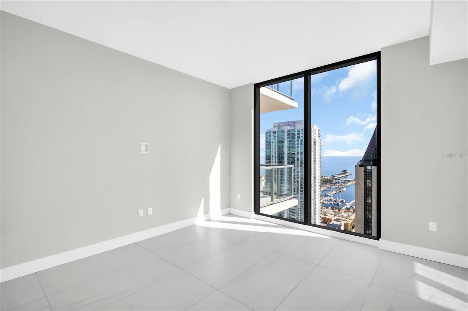 Listing photo id 34 for 275 1st Avenue S 3304