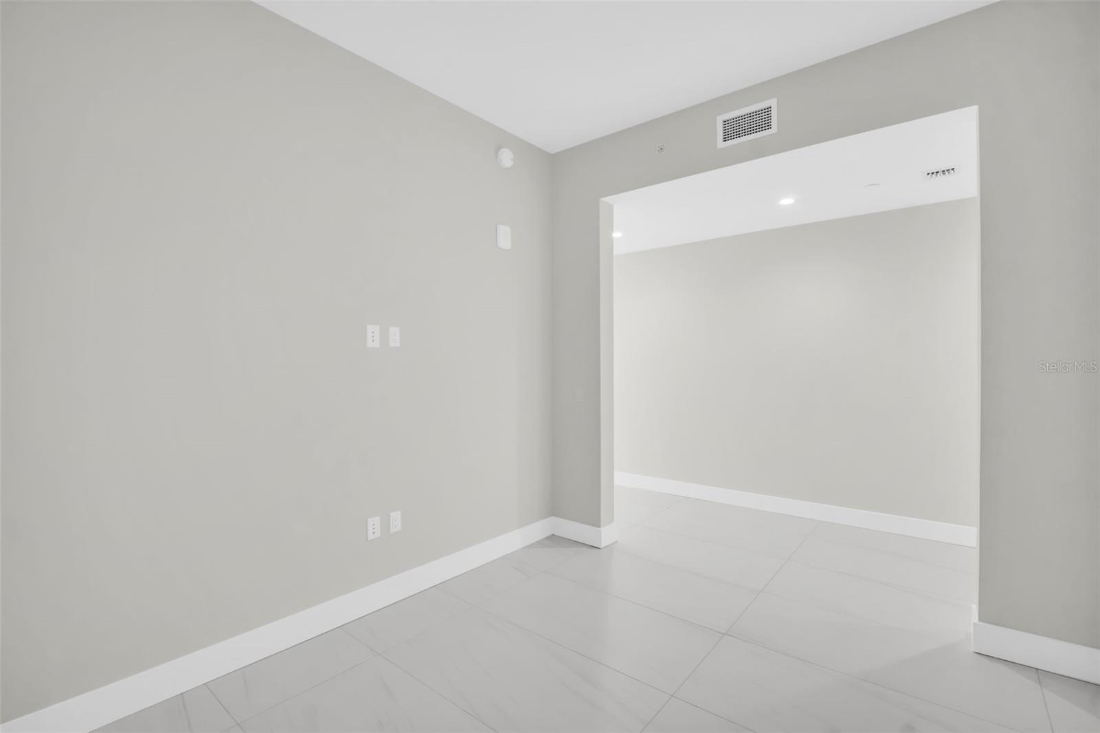 Listing photo id 2 for 275 1st Avenue S 3304