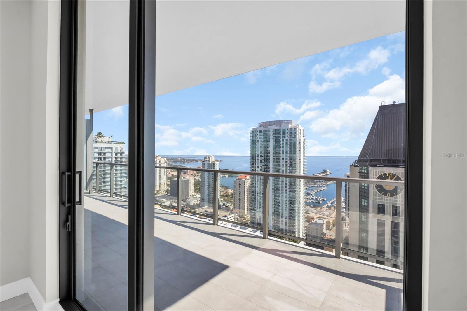 Listing photo id 38 for 275 1st Avenue S 3304