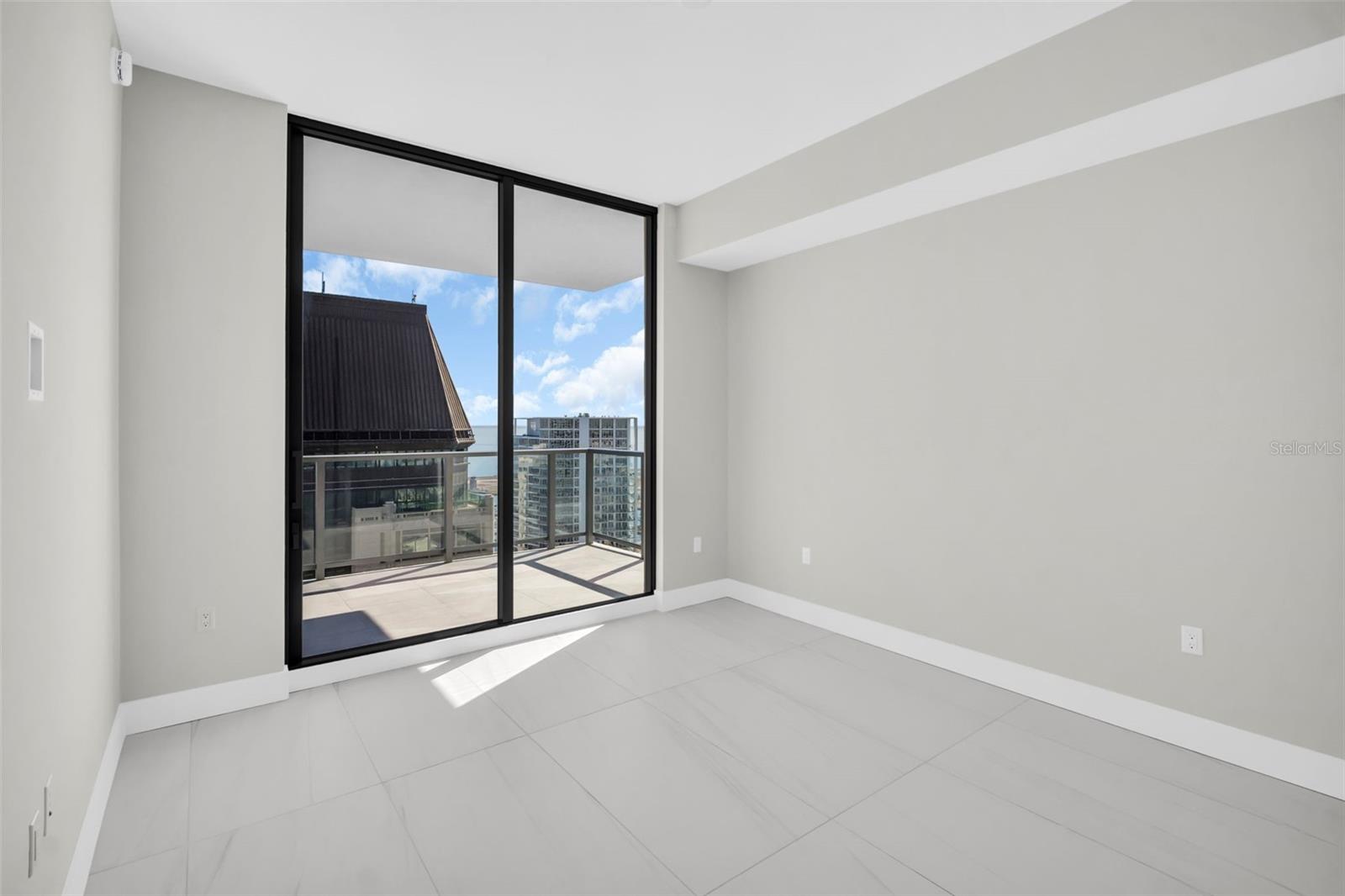 Listing photo id 39 for 275 1st Avenue S 3304