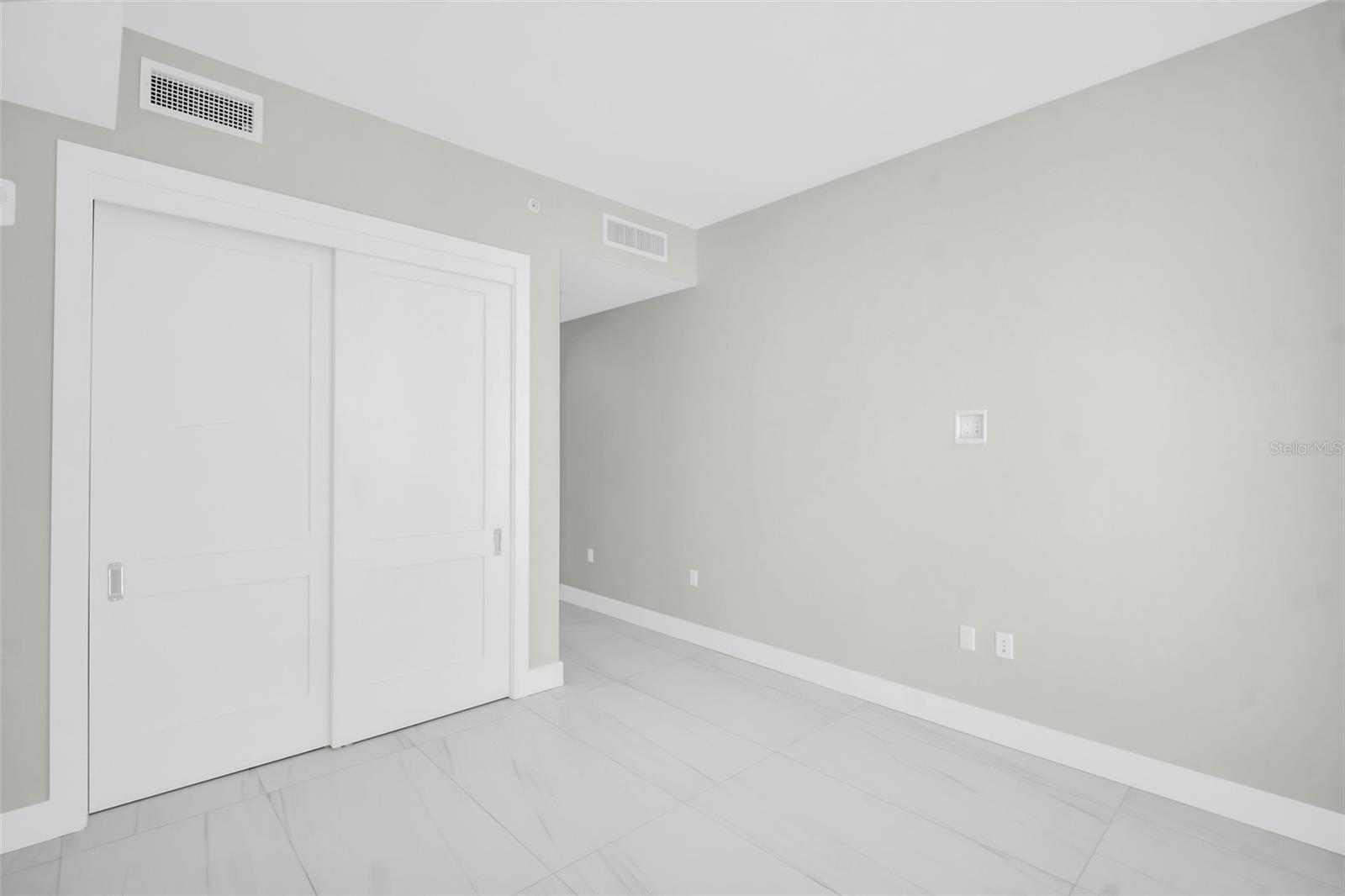 Listing photo id 41 for 275 1st Avenue S 3304