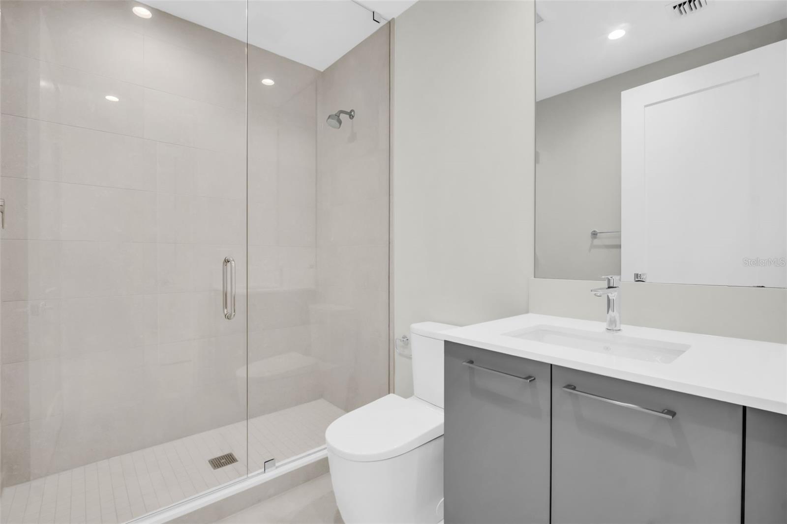 Listing photo id 43 for 275 1st Avenue S 3304