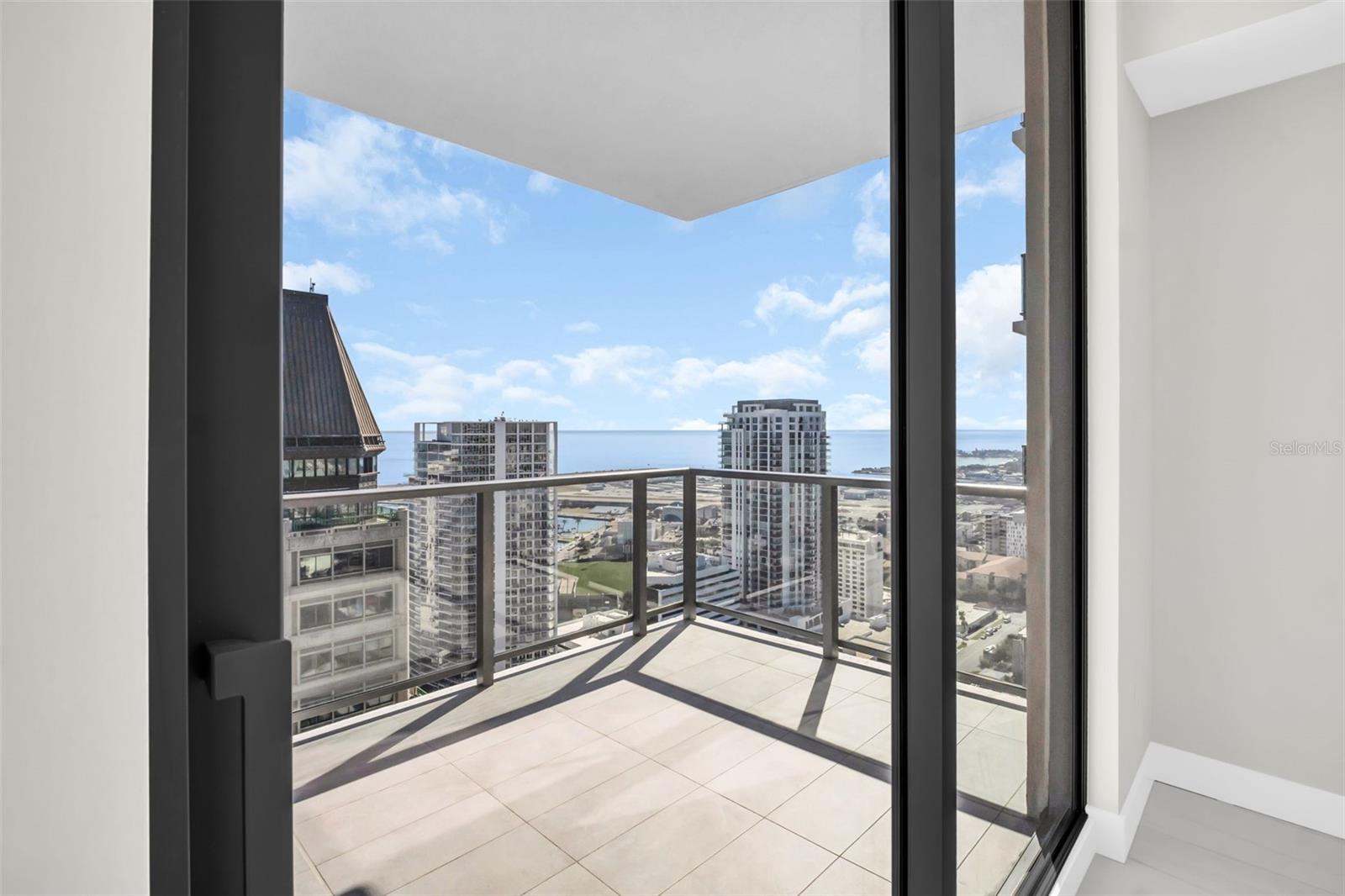 Listing photo id 45 for 275 1st Avenue S 3304