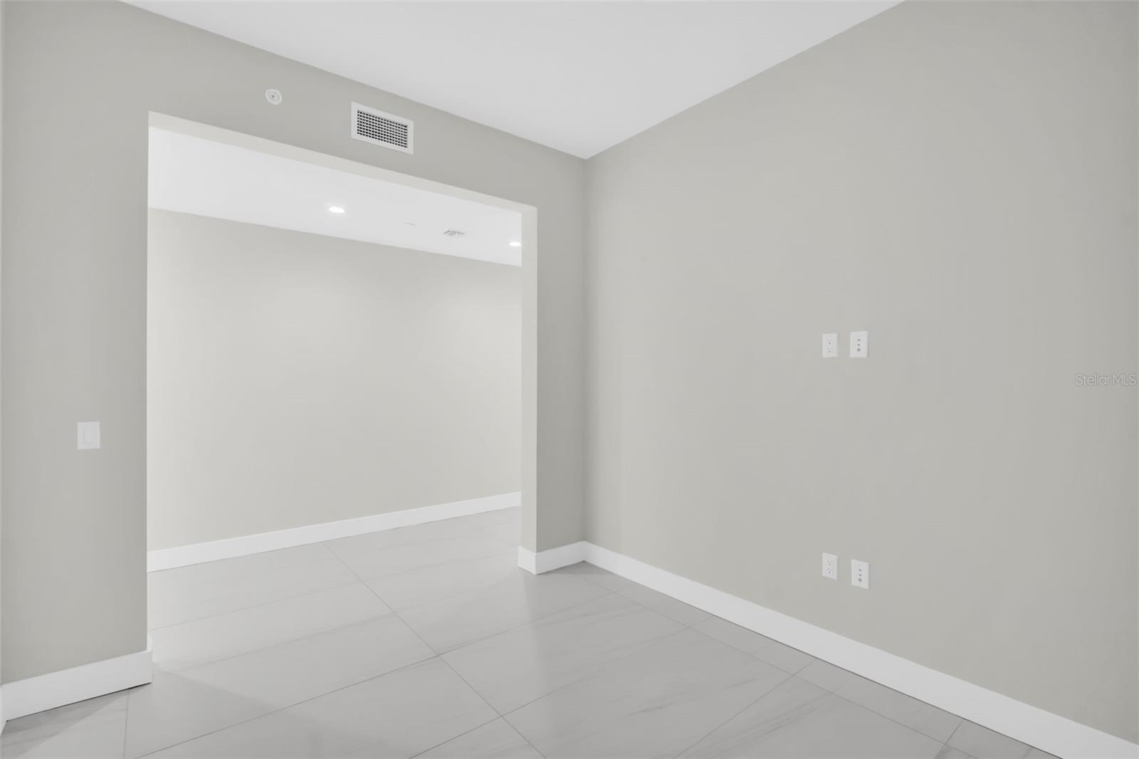 Listing photo id 3 for 275 1st Avenue S 3304