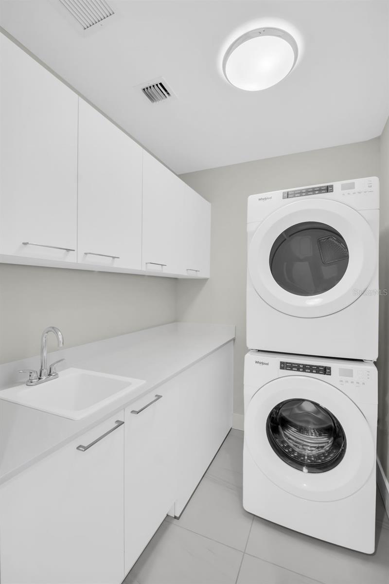 Listing photo id 48 for 275 1st Avenue S 3304