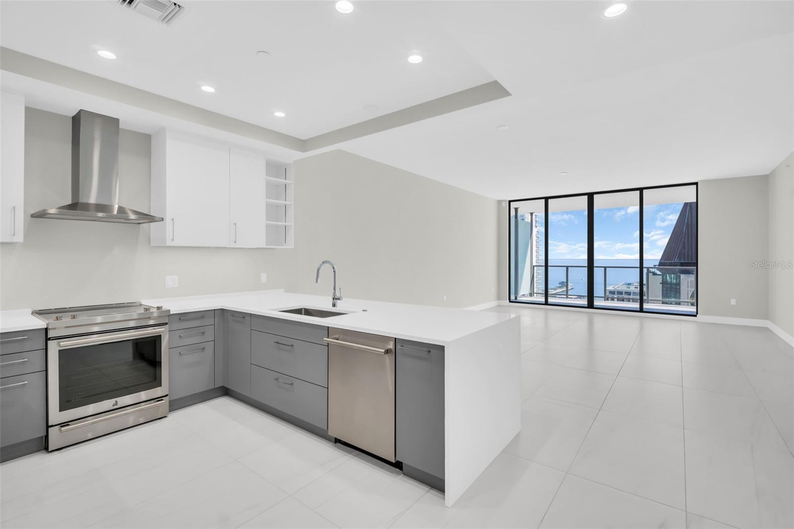 Listing photo id 4 for 275 1st Avenue S 3304