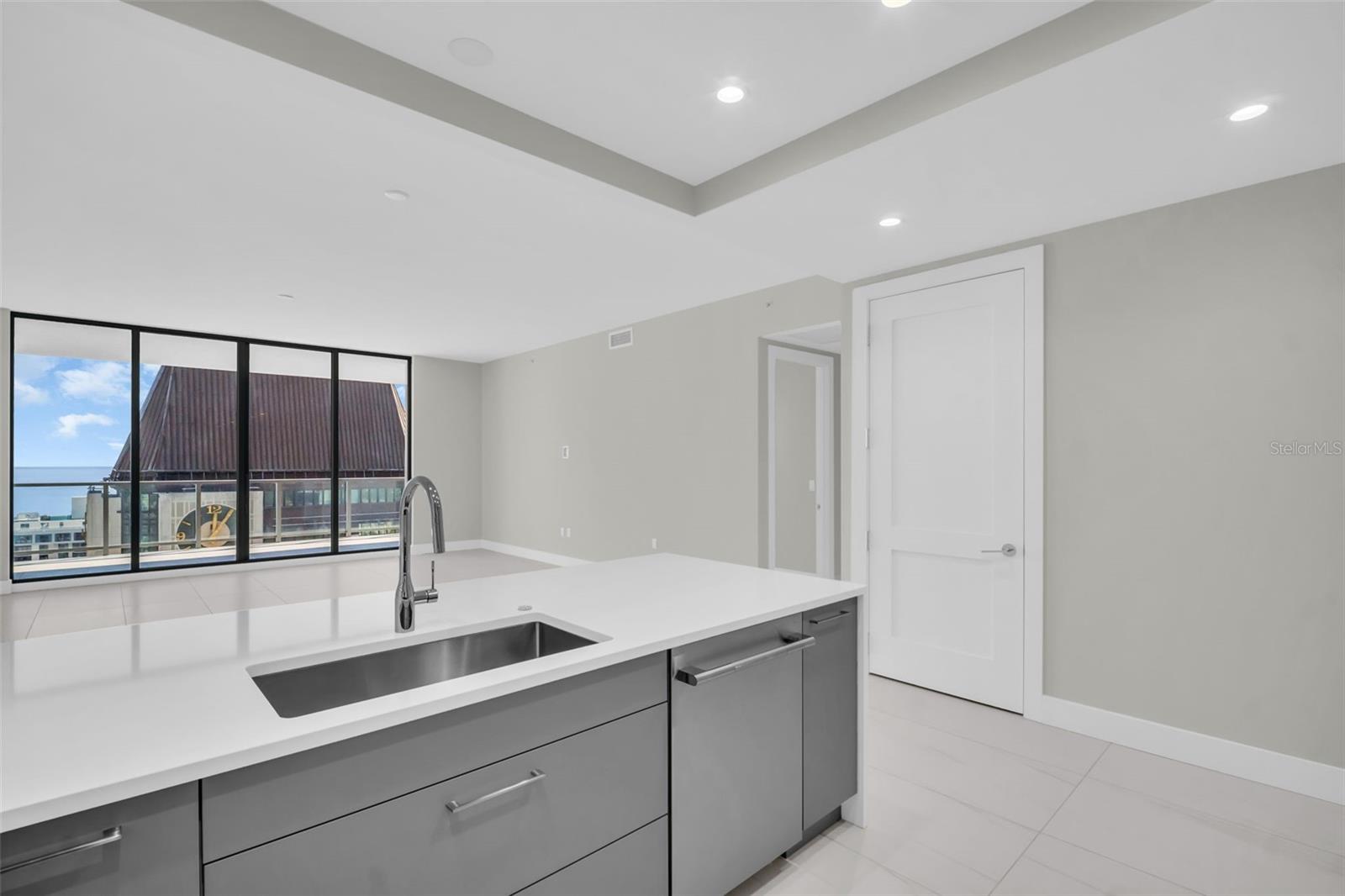 Listing photo id 5 for 275 1st Avenue S 3304