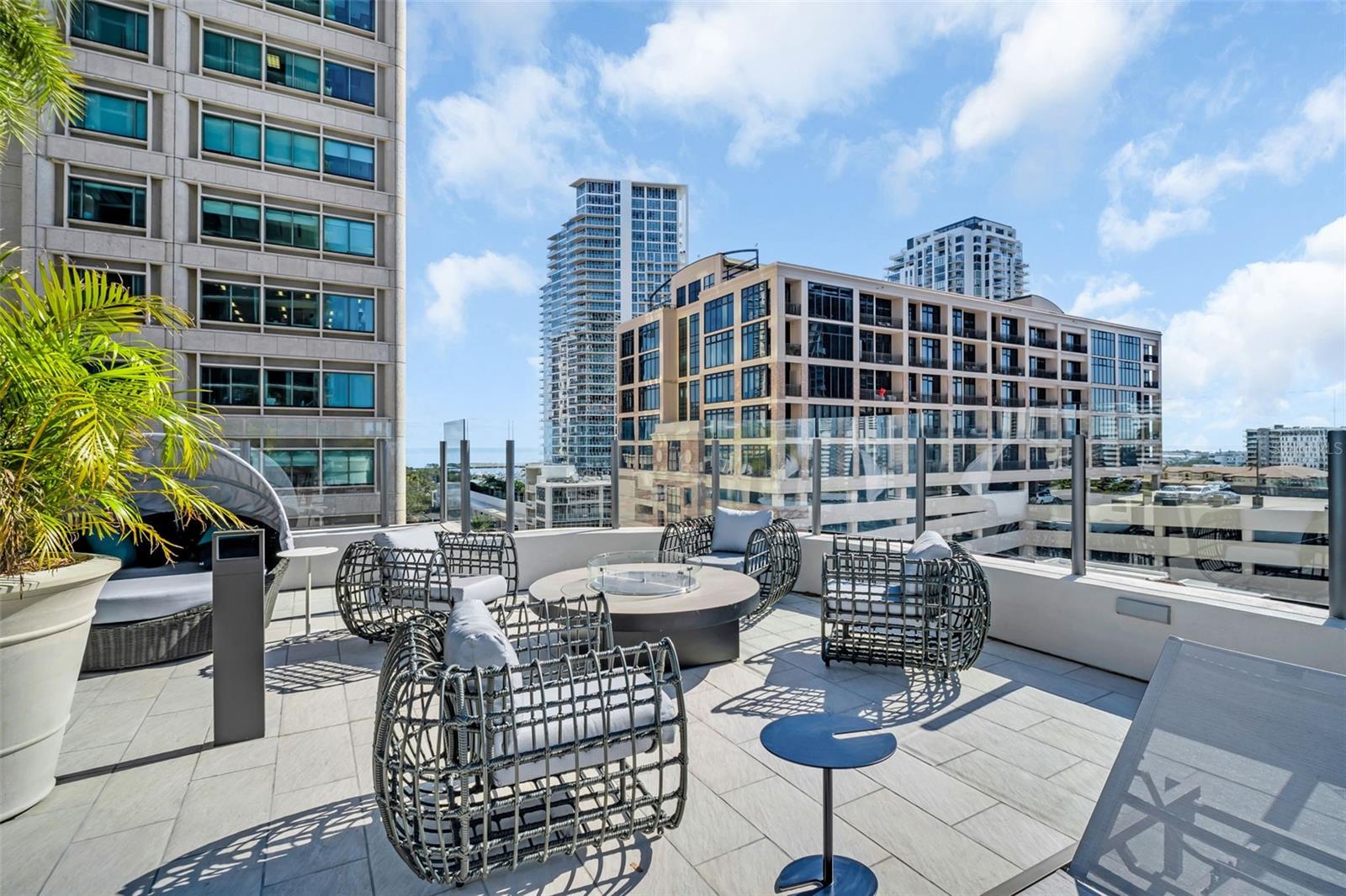 Listing photo id 69 for 275 1st Avenue S 3304