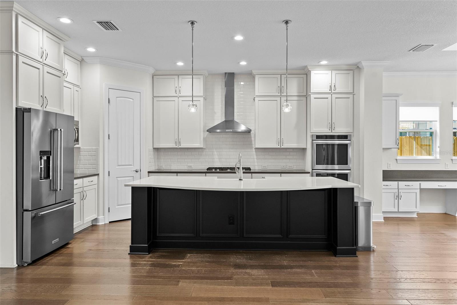 Listing photo id 9 for 3701 Jetton Avenue