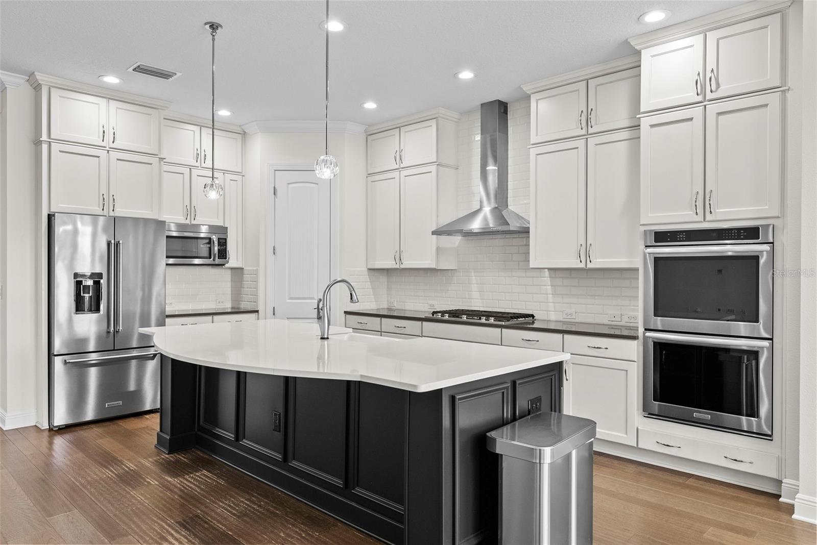 Listing photo id 10 for 3701 Jetton Avenue