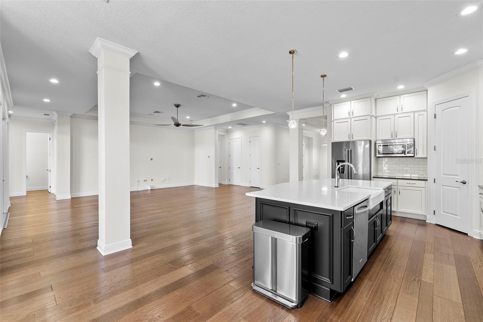 Listing photo id 12 for 3701 Jetton Avenue