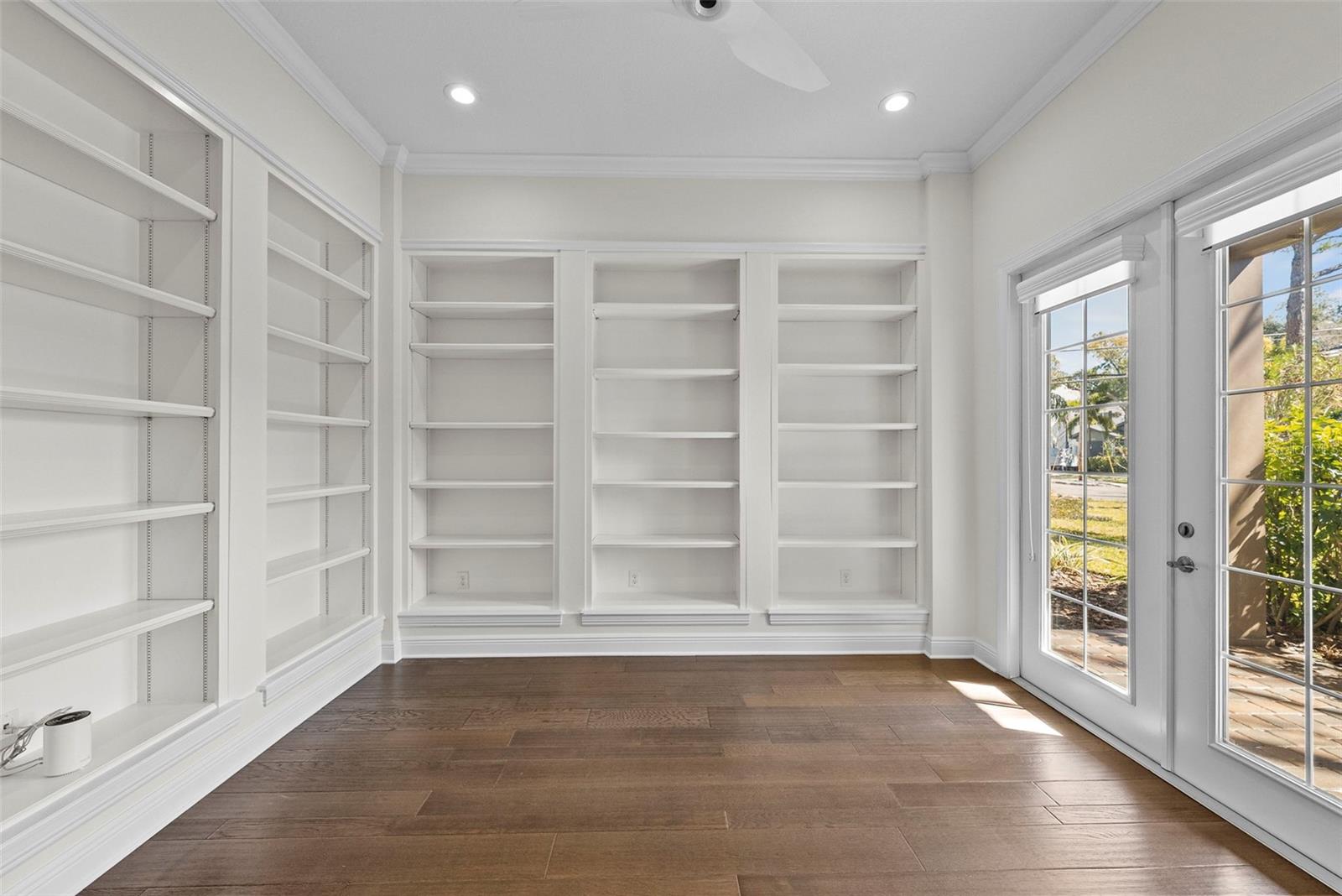 Listing photo id 32 for 3701 Jetton Avenue